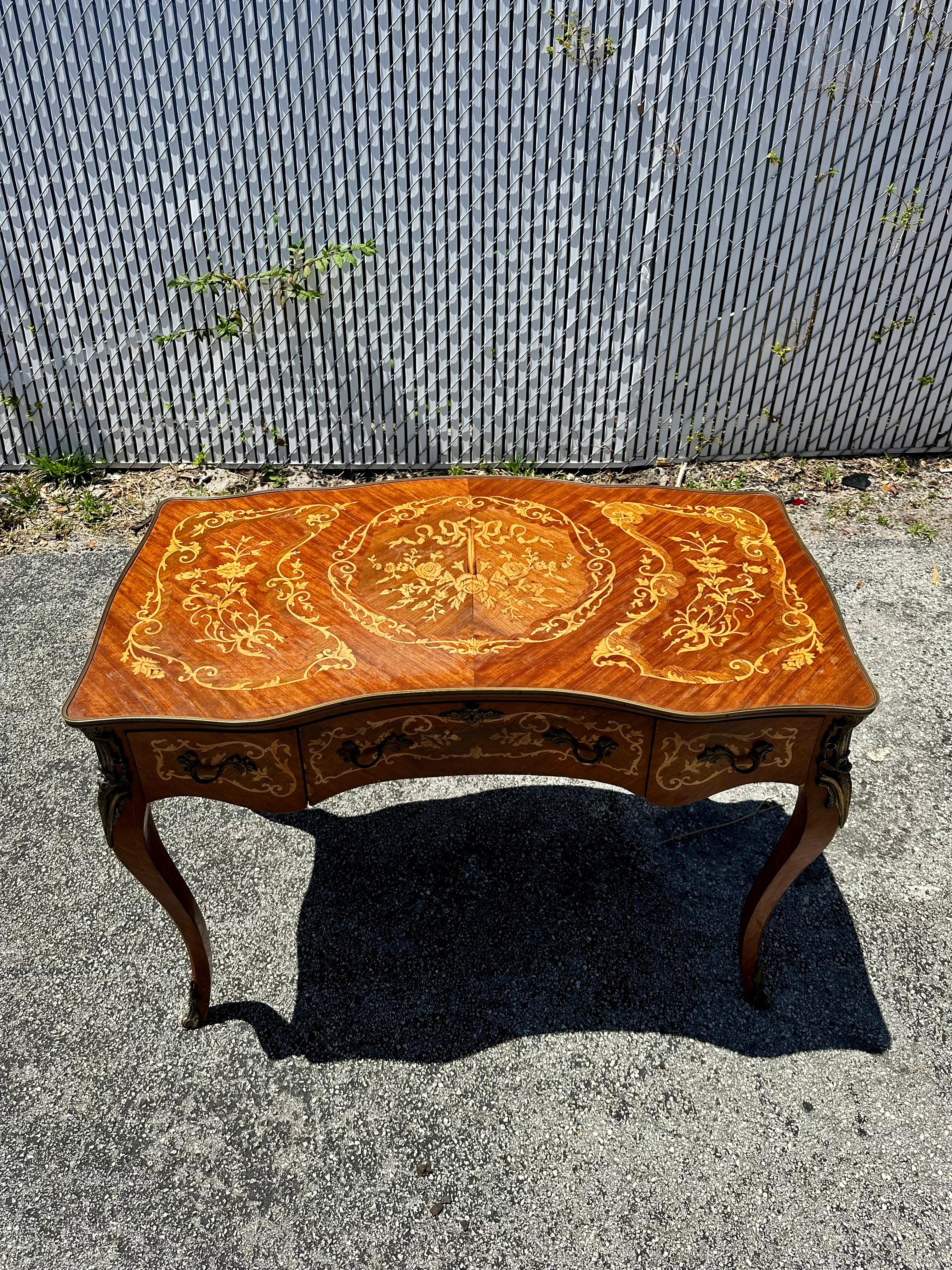 Scrivania a serpentina in legno intarsiato in ottone e bronzo in stile Luigi in vendita 3