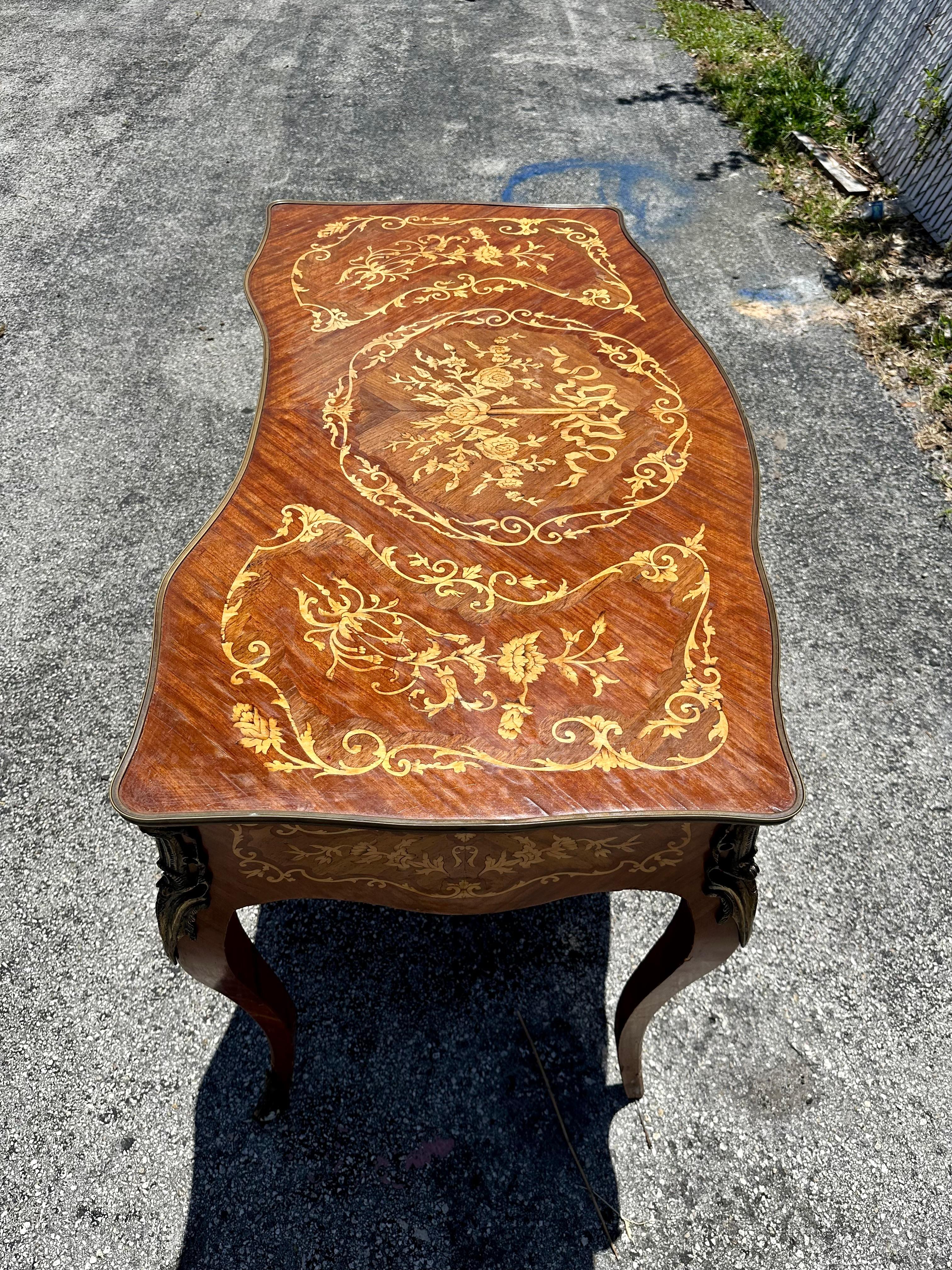 Scrivania a serpentina in legno intarsiato in ottone e bronzo in stile Luigi in vendita 4