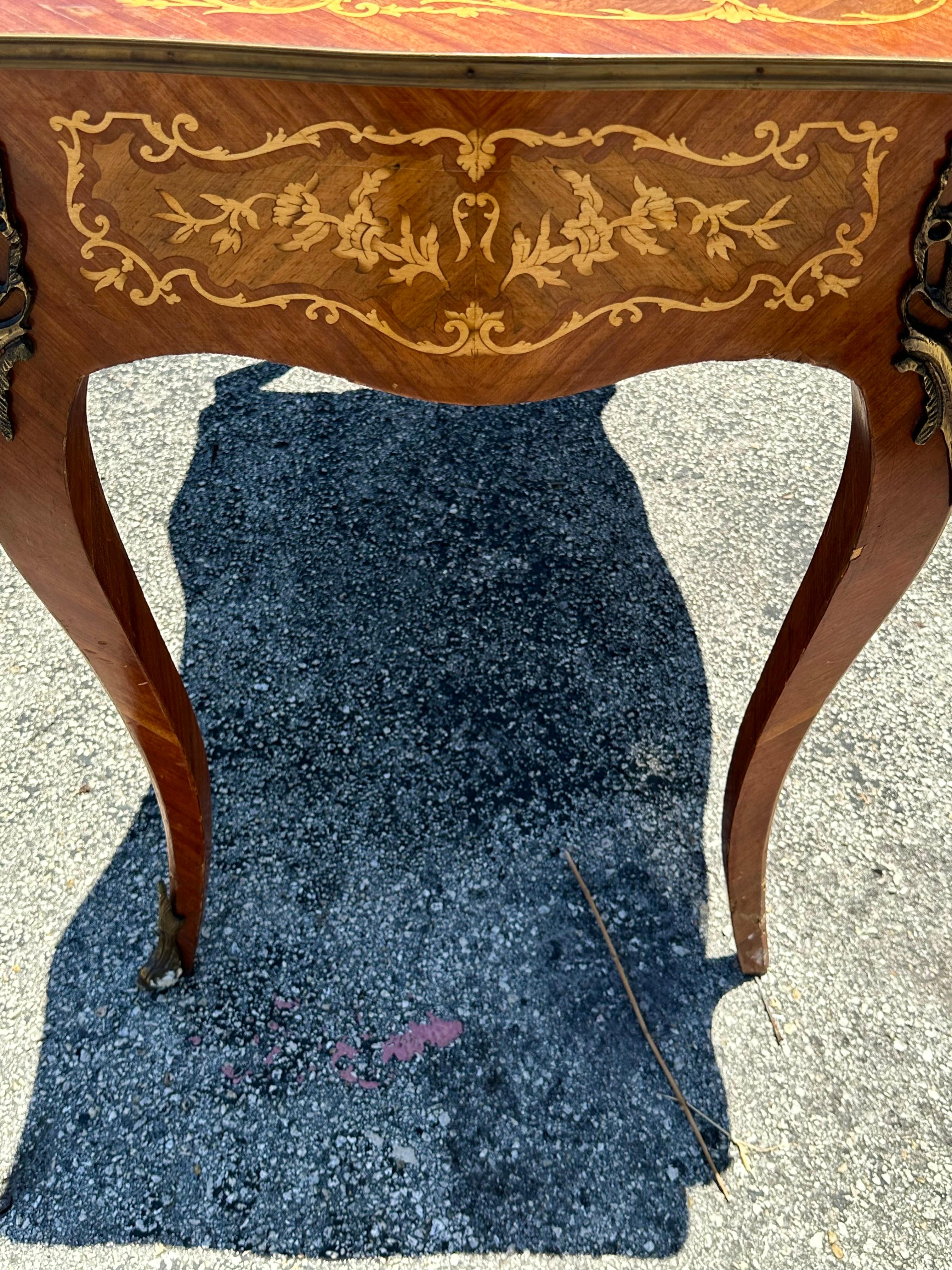 Scrivania a serpentina in legno intarsiato in ottone e bronzo in stile Luigi in vendita 5