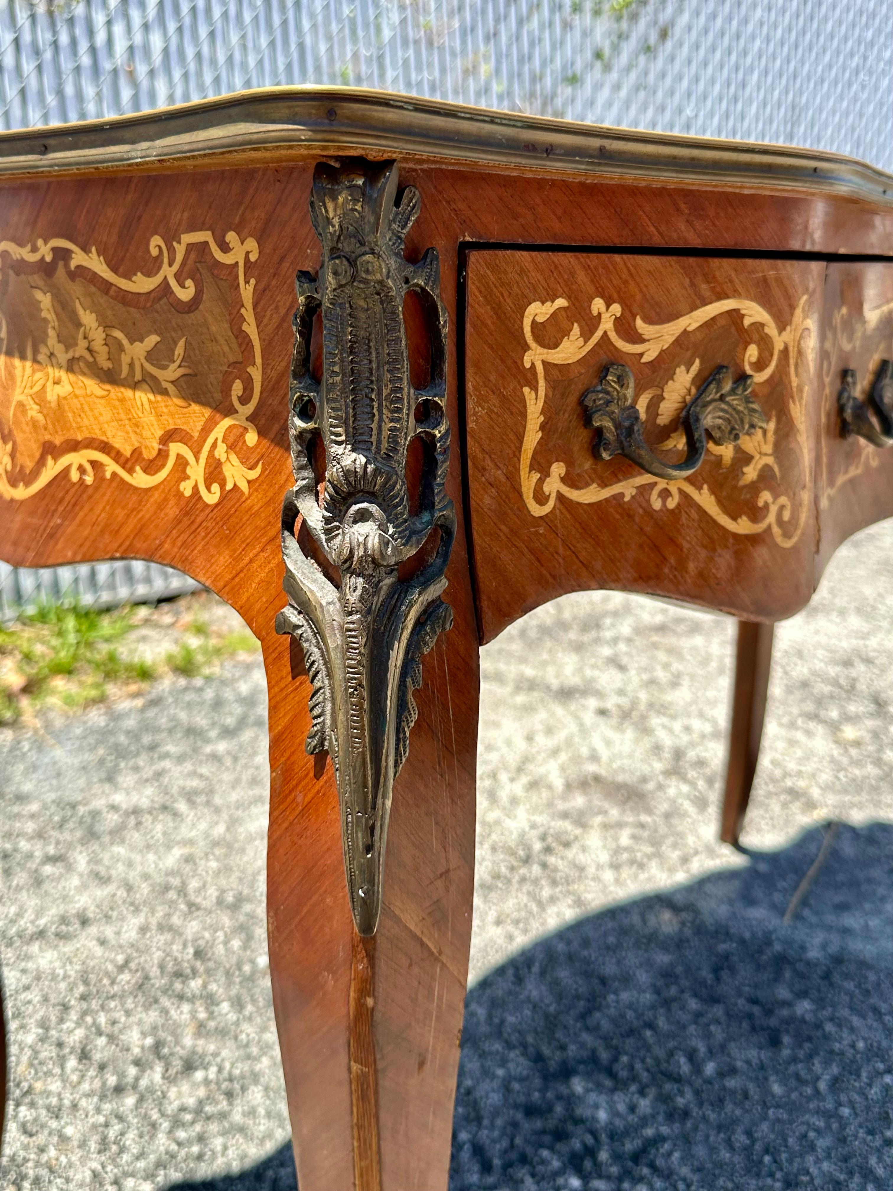 Scrivania a serpentina in legno intarsiato in ottone e bronzo in stile Luigi in vendita 6