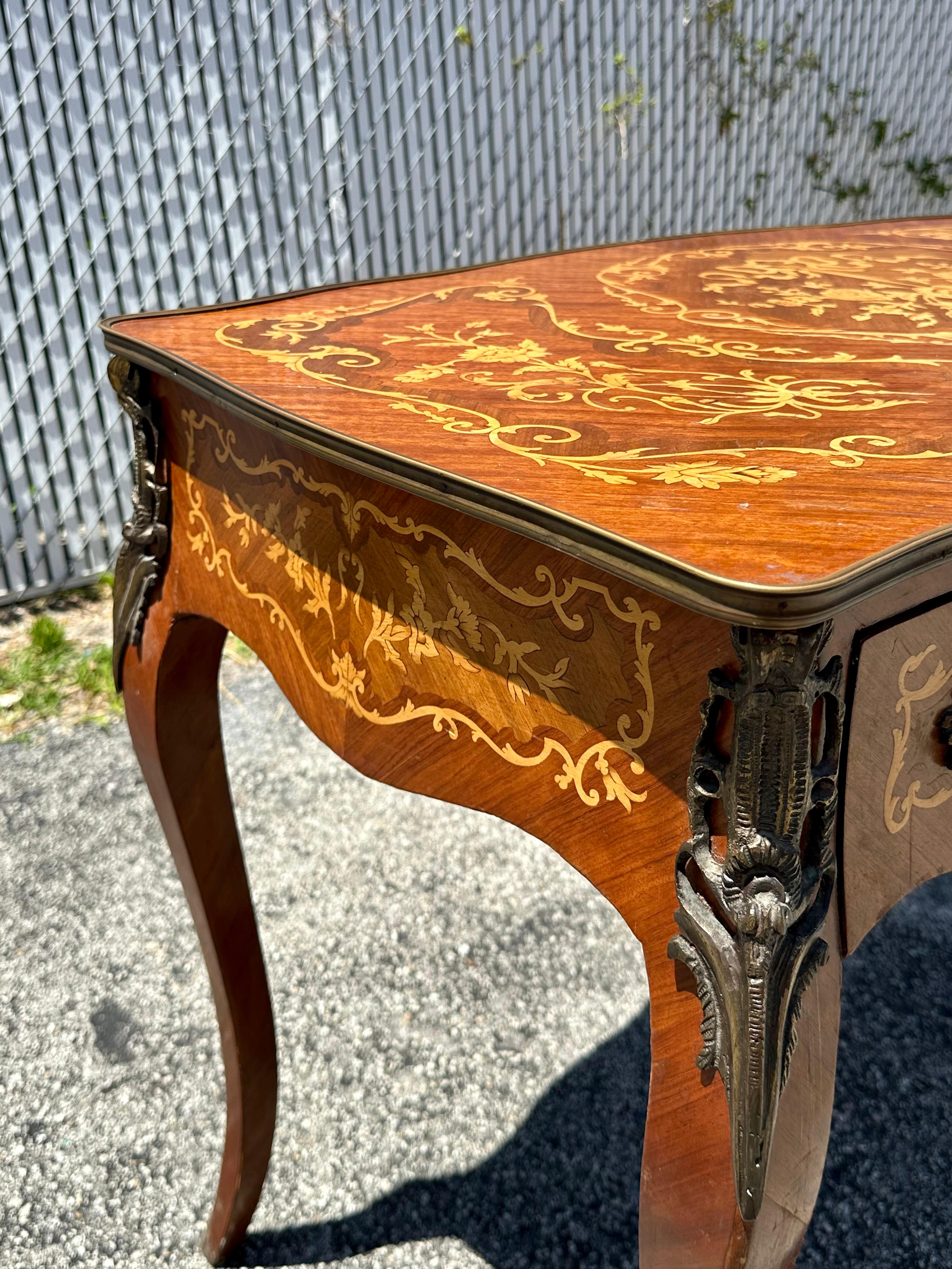 Scrivania a serpentina in legno intarsiato in ottone e bronzo in stile Luigi in vendita 8