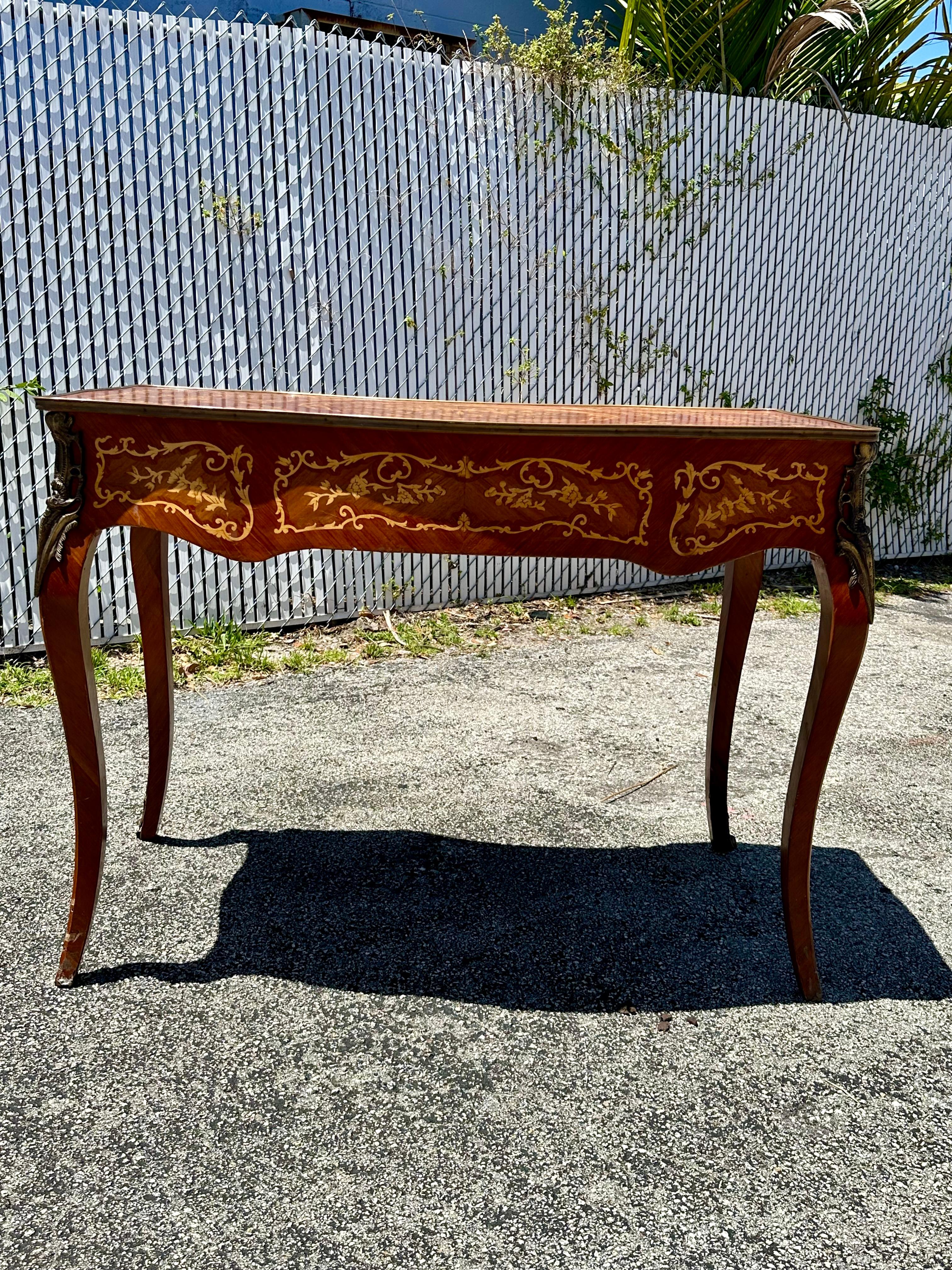 Scrivania a serpentina in legno intarsiato in ottone e bronzo in stile Luigi in vendita 9