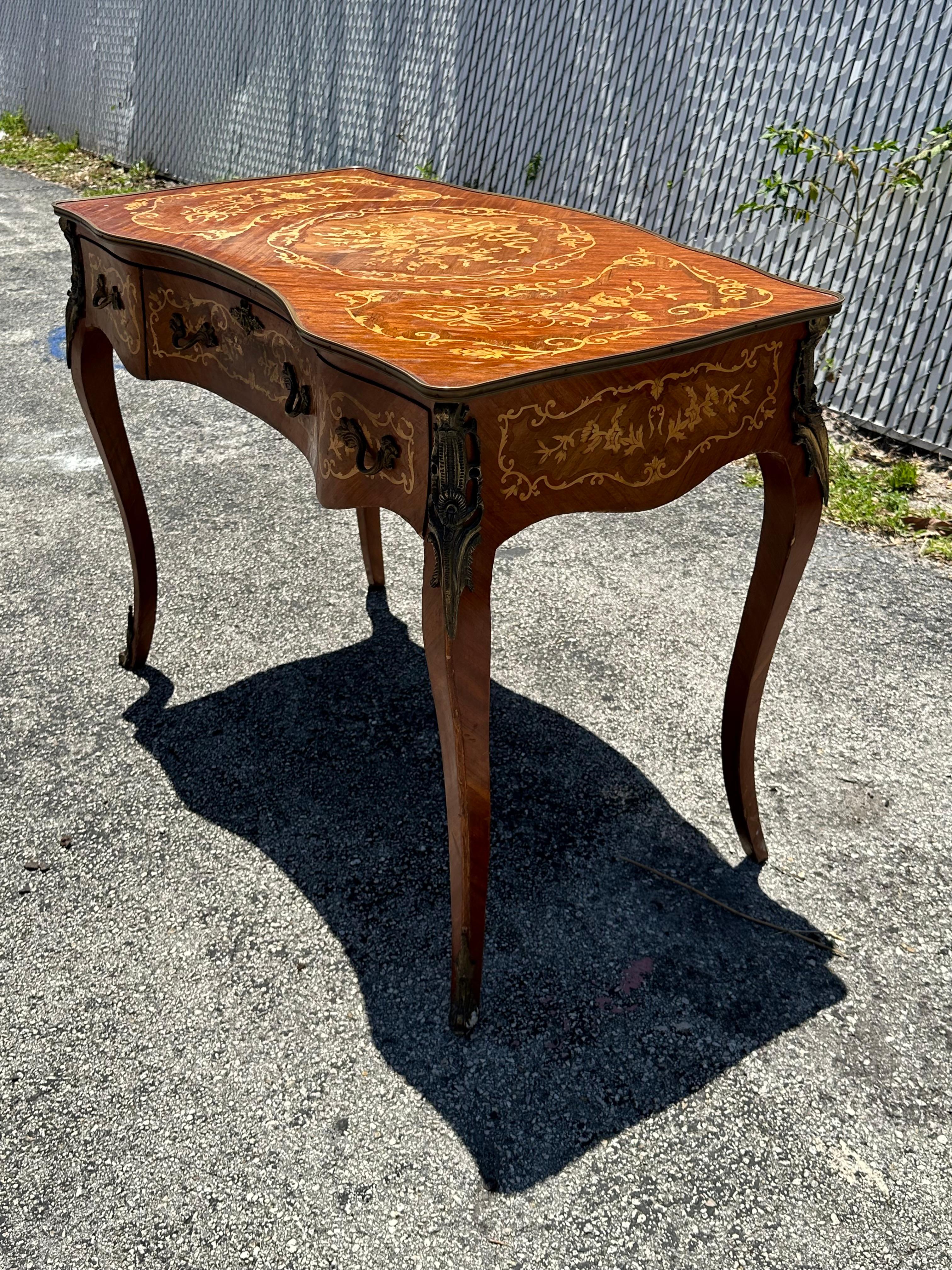 Scrivania a serpentina in legno intarsiato in ottone e bronzo in stile Luigi In condizioni buone in vendita a Fort Lauderdale, FL