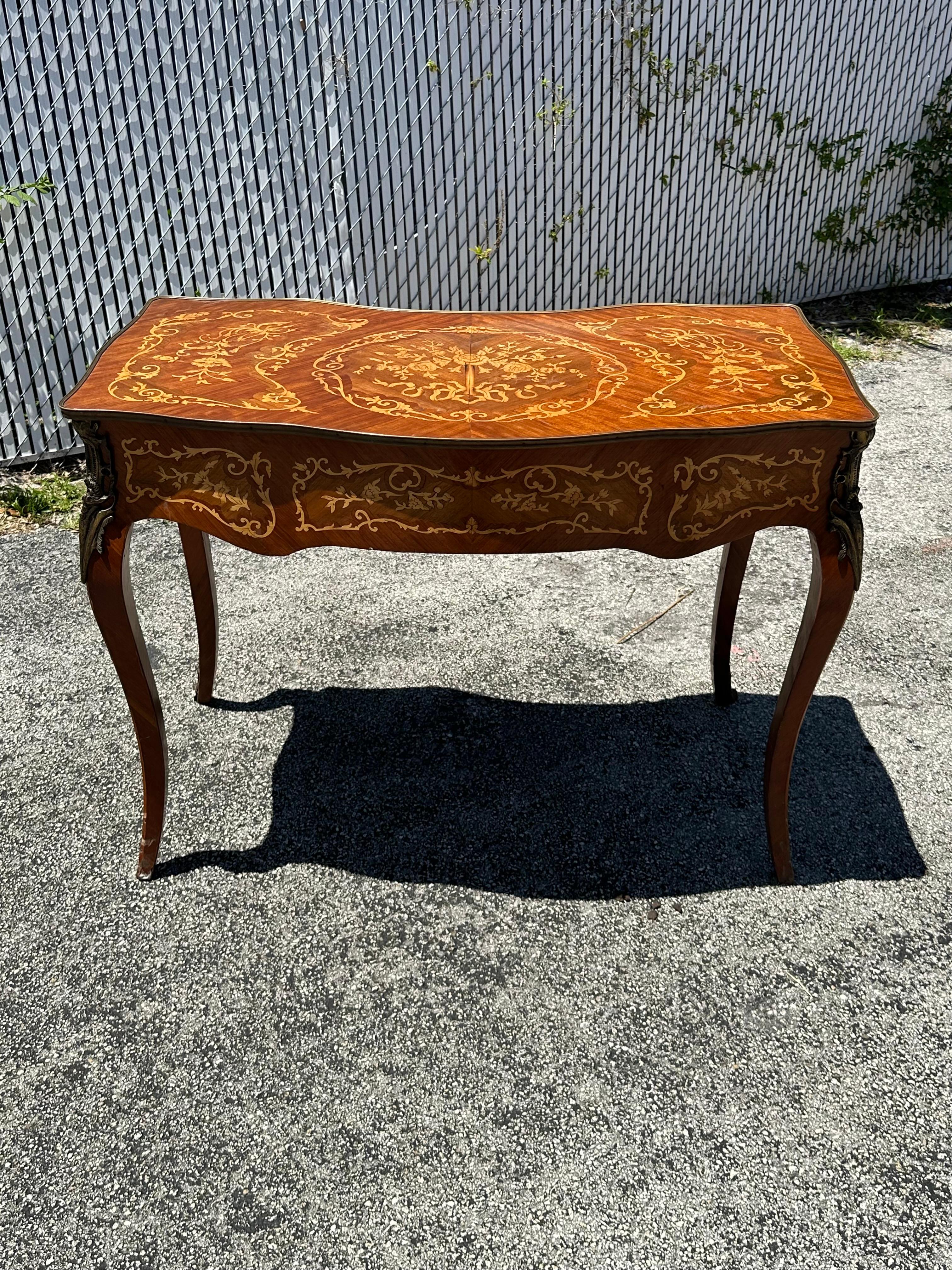 Ottone Scrivania a serpentina in legno intarsiato in ottone e bronzo in stile Luigi in vendita