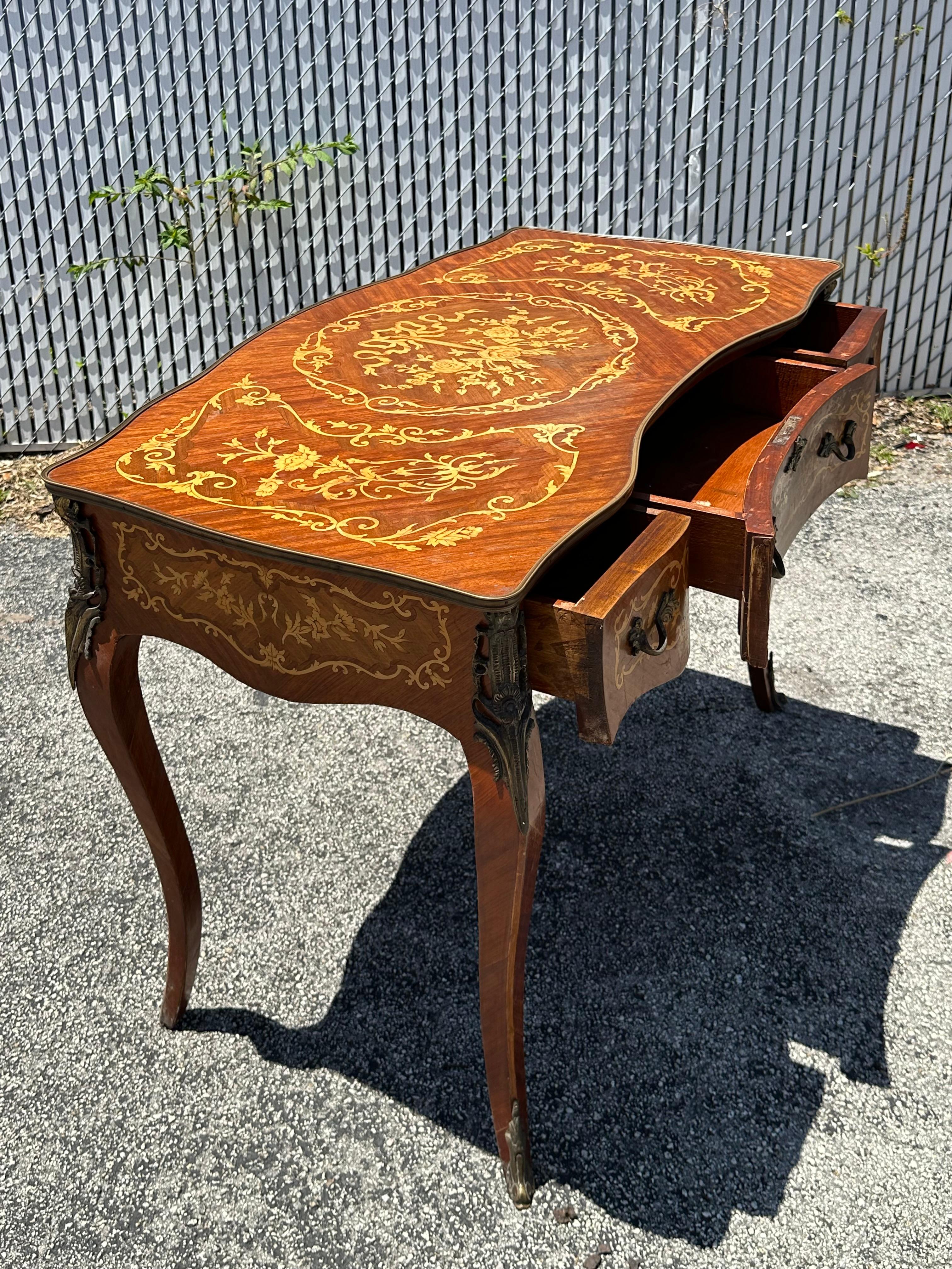 Scrivania a serpentina in legno intarsiato in ottone e bronzo in stile Luigi in vendita 1