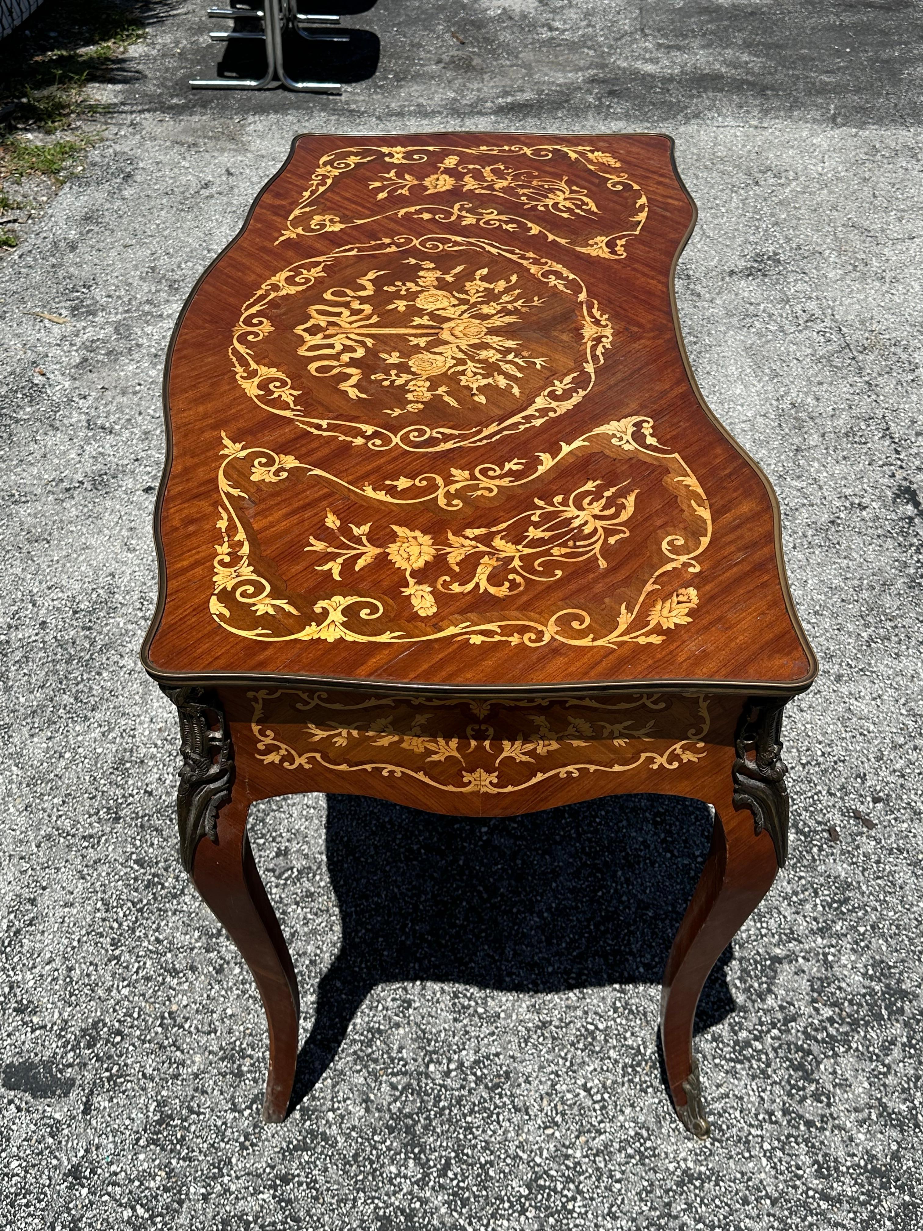 Scrivania a serpentina in legno intarsiato in ottone e bronzo in stile Luigi in vendita 2