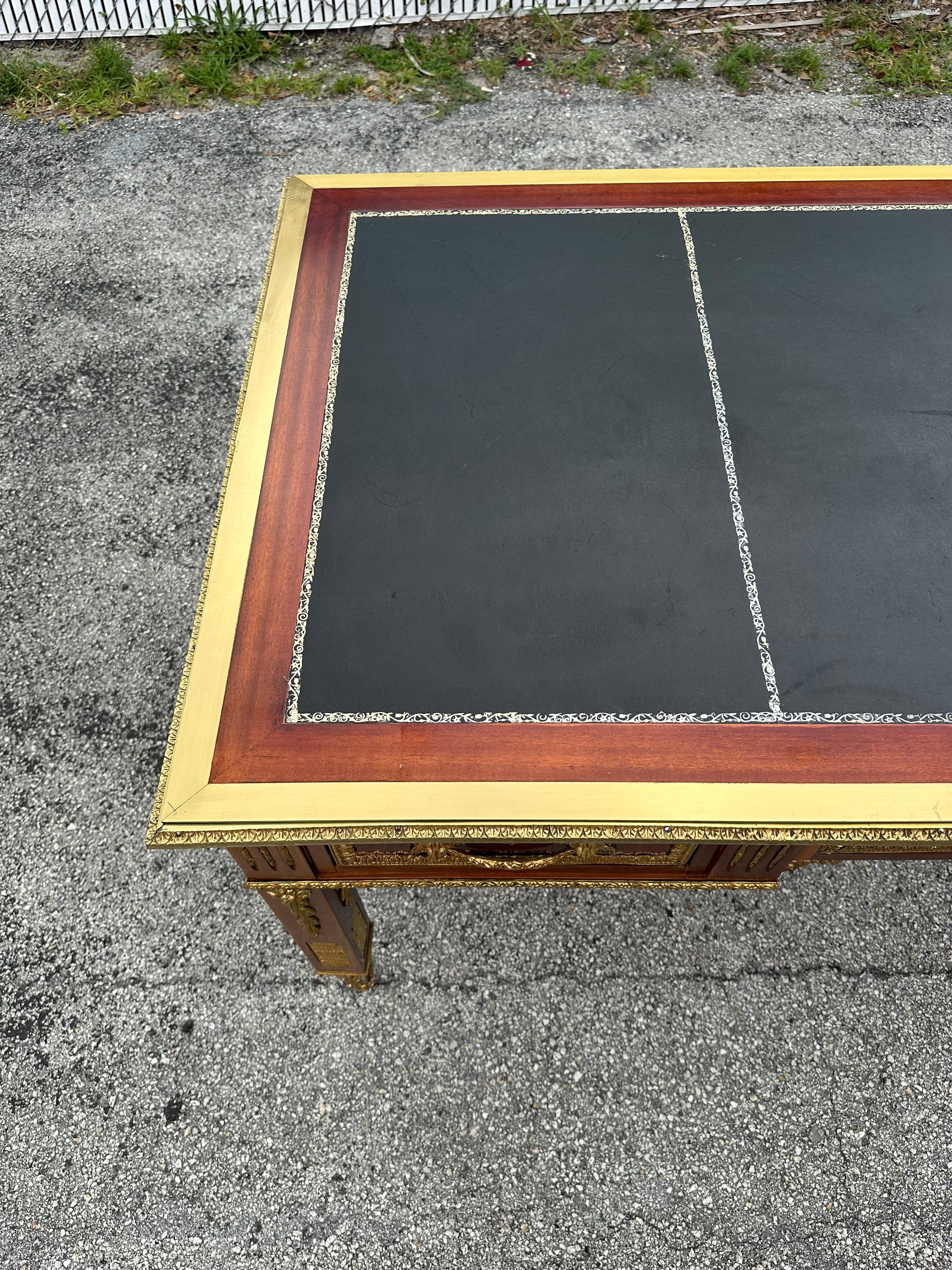 Louis Style Holz Bronze Messing Leder Schreibtisch im Angebot 7