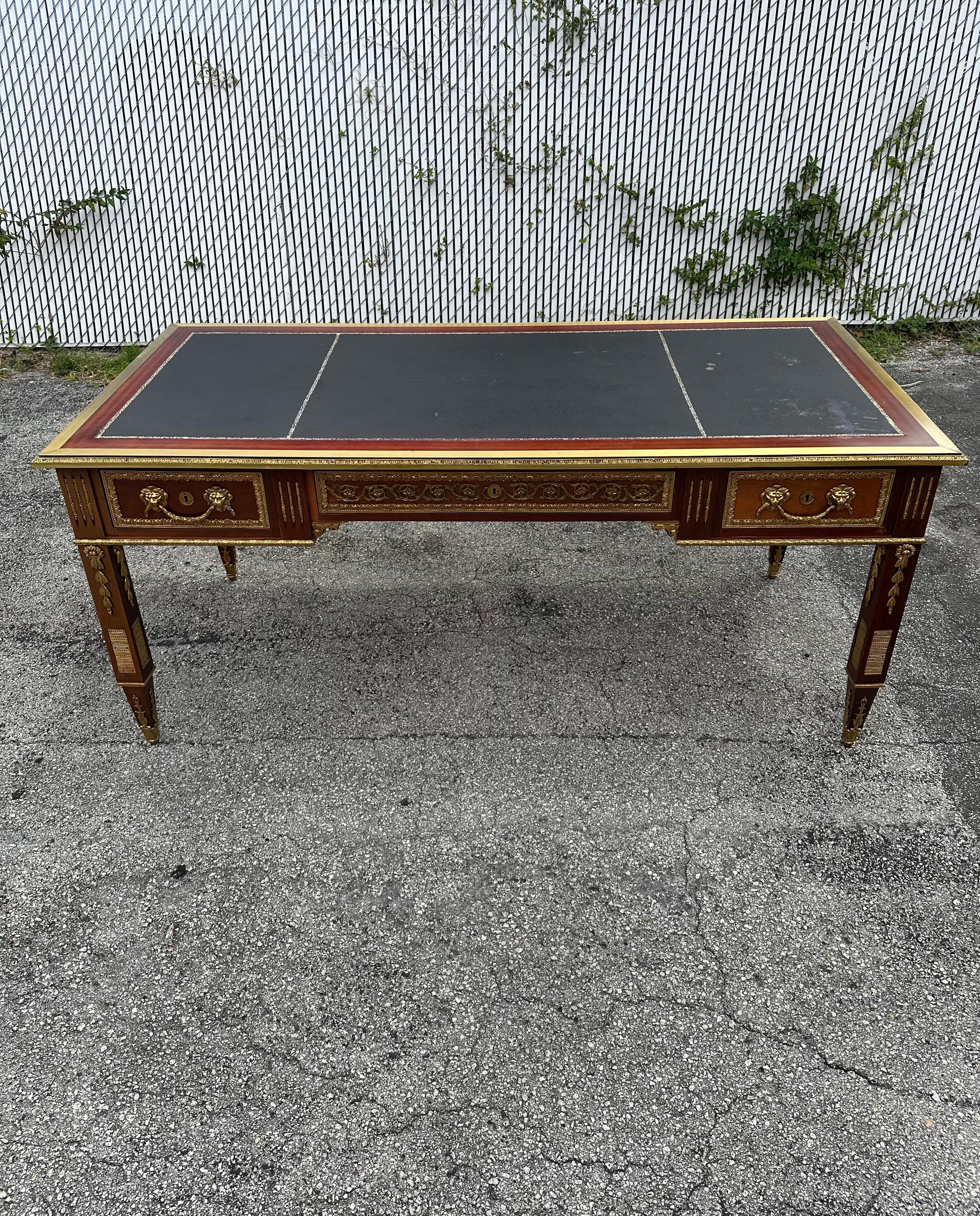Versetzen Sie sich mit diesem exquisiten Louis-Schreibtisch mit Intarsien aus Bronze und Messing zurück in das elegante und raffinierte frühe 20. Der äußerst seltene Schreibtisch strahlt einen Hauch von Luxus und Raffinesse aus. Das Design ist