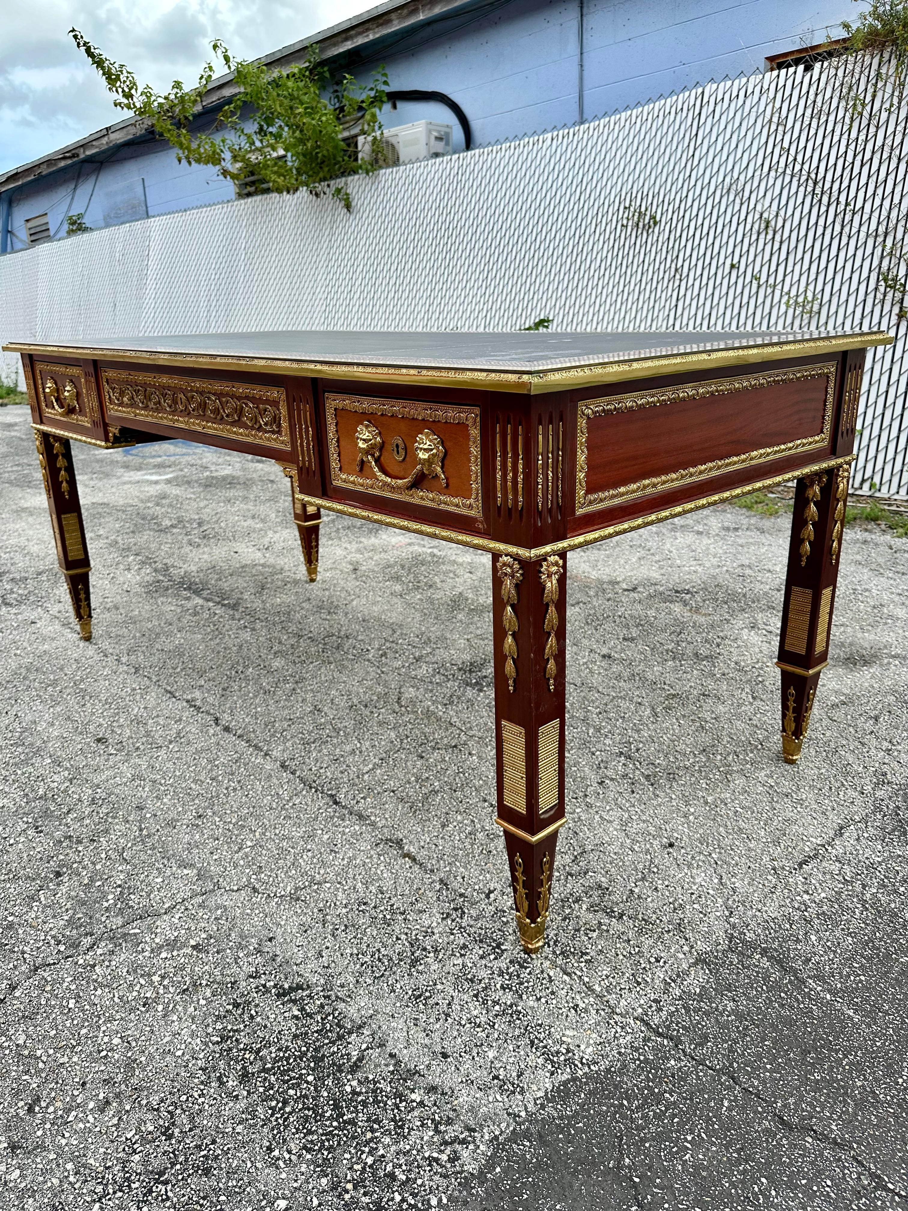 Louis Style Holz Bronze Messing Leder Schreibtisch (Louis XV.) im Angebot