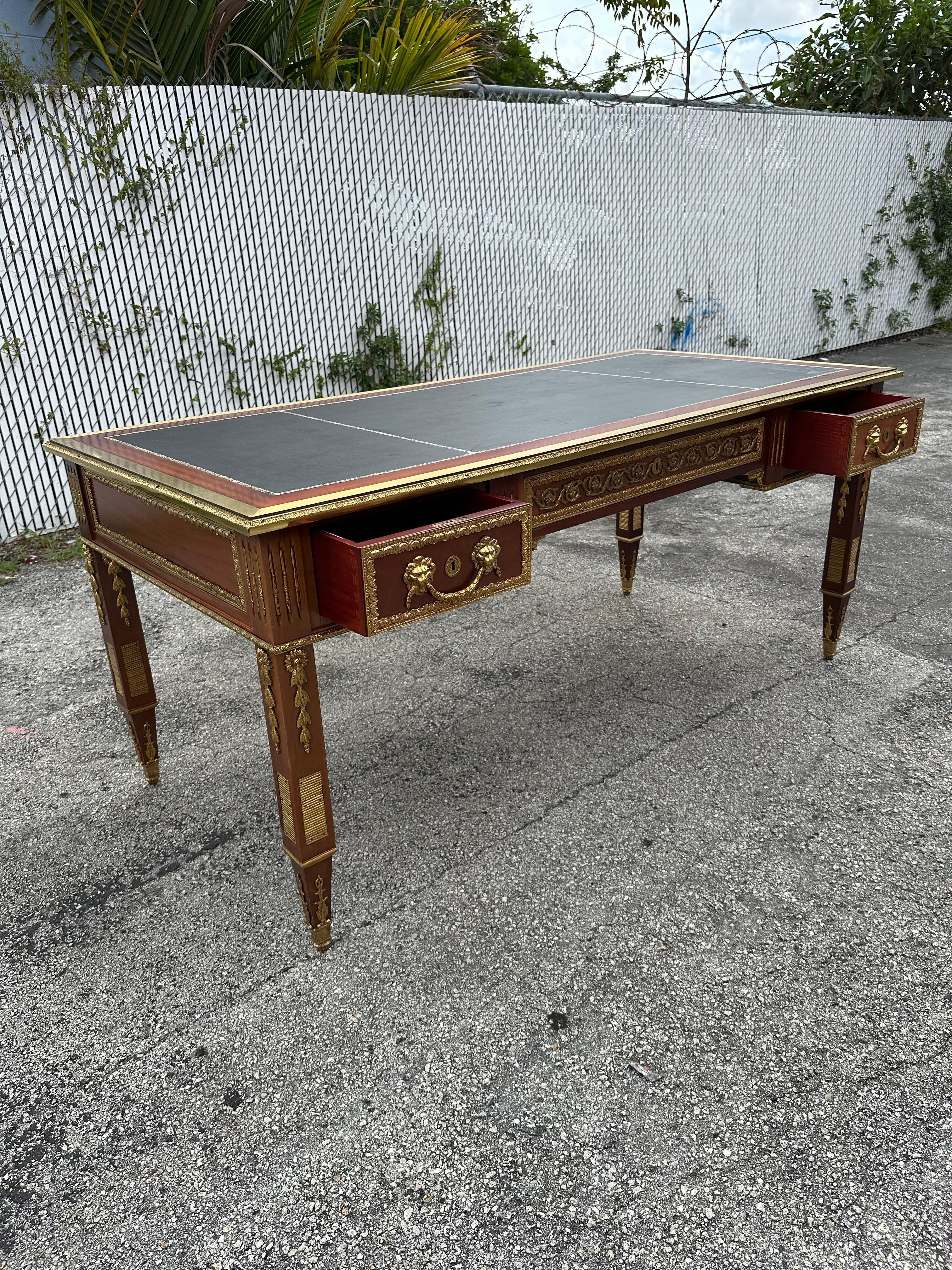 Louis Style Holz Bronze Messing Leder Schreibtisch (Spanisch) im Angebot