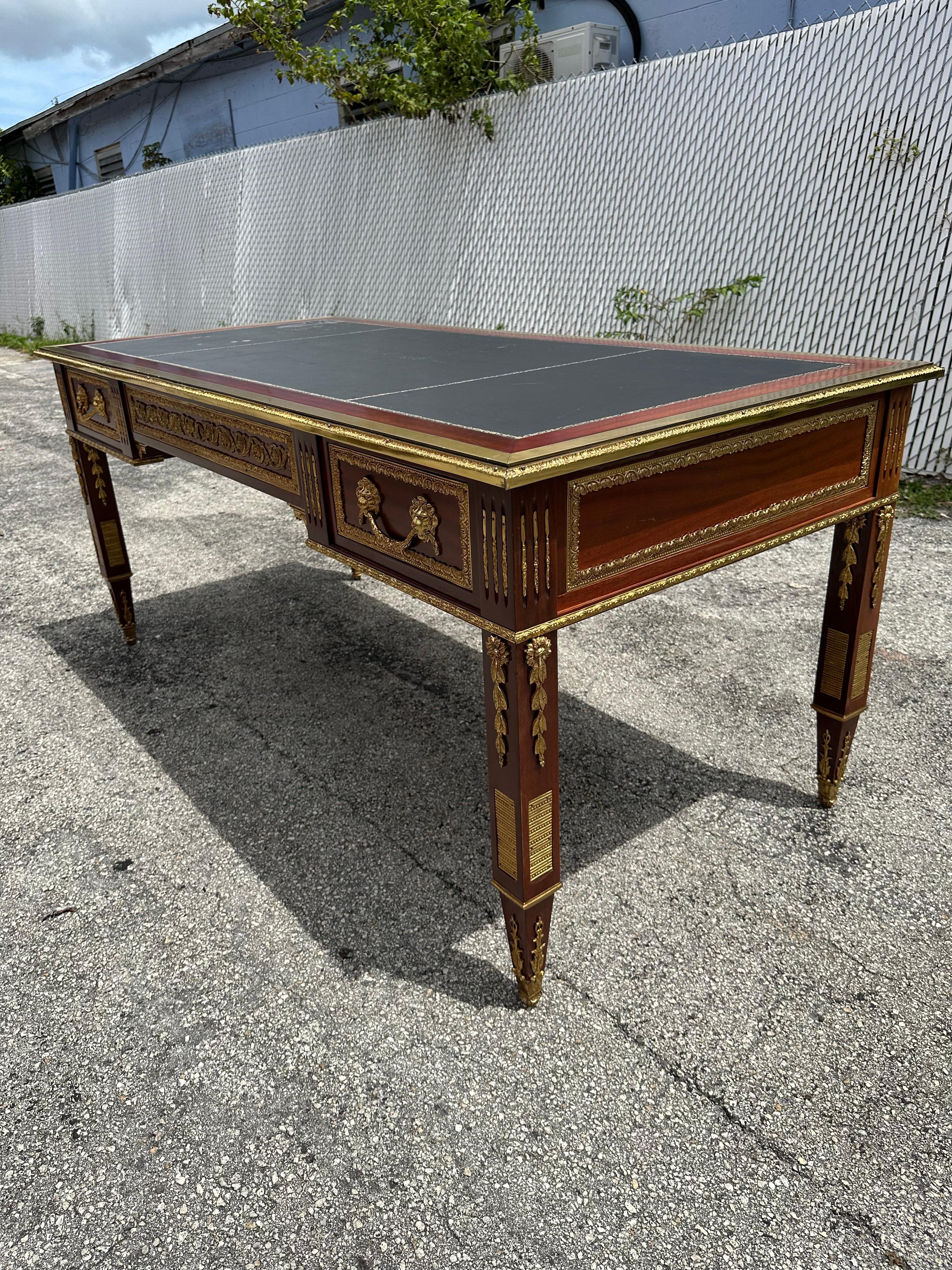 Louis Style Holz Bronze Messing Leder Schreibtisch im Zustand „Gut“ im Angebot in Fort Lauderdale, FL