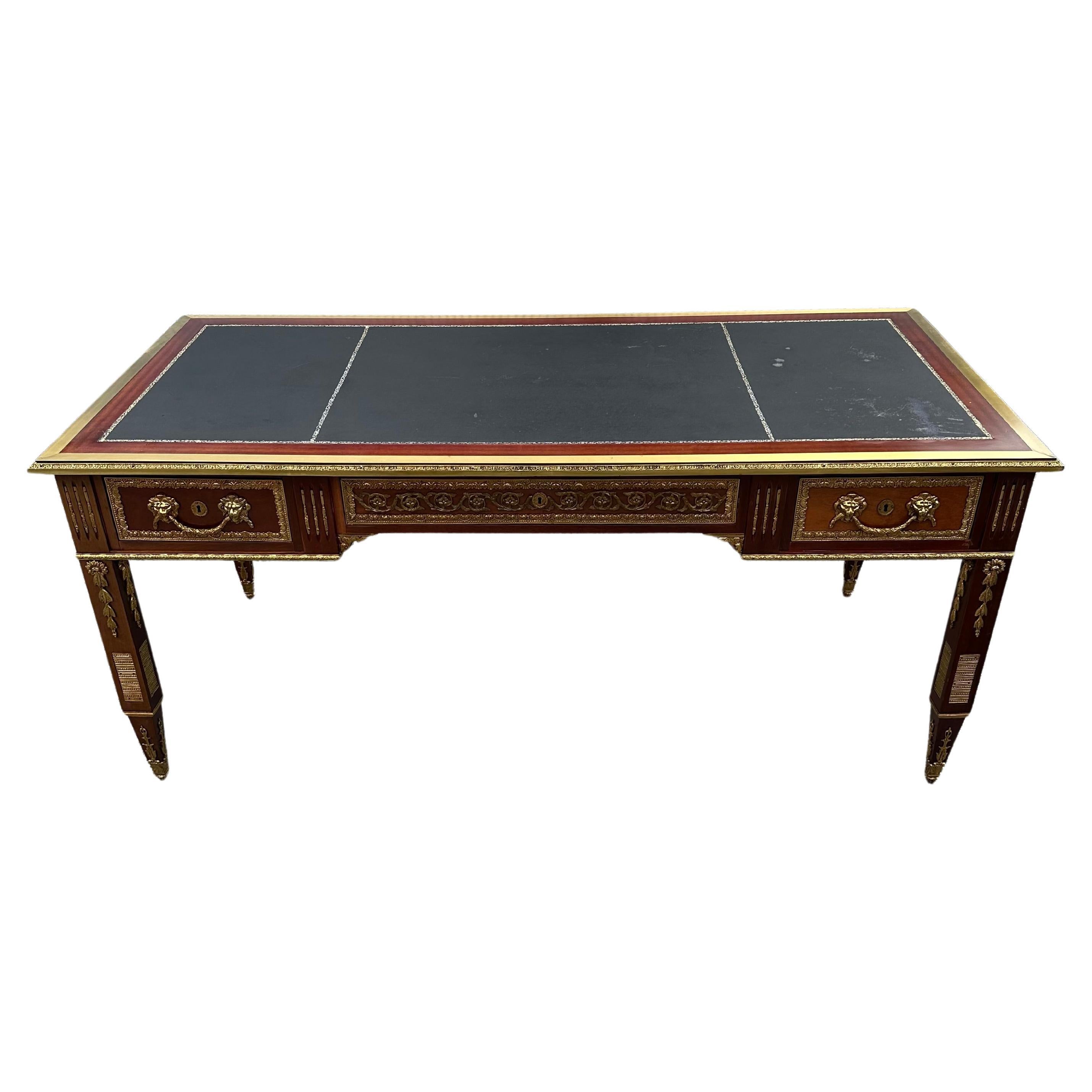 Louis Style Holz Bronze Messing Leder Schreibtisch im Angebot