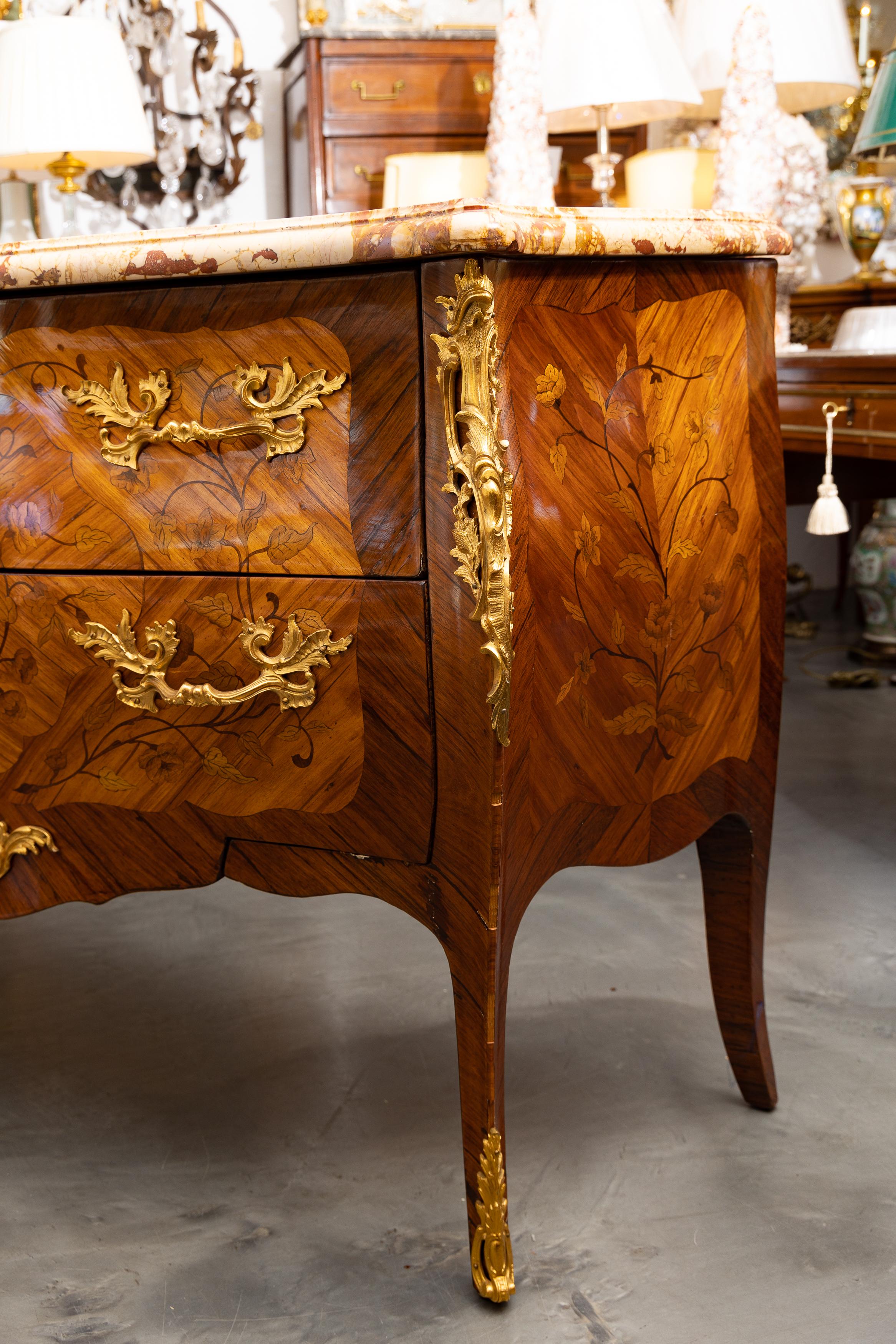 Marbre Commode en marqueterie de style Louis XV en vente