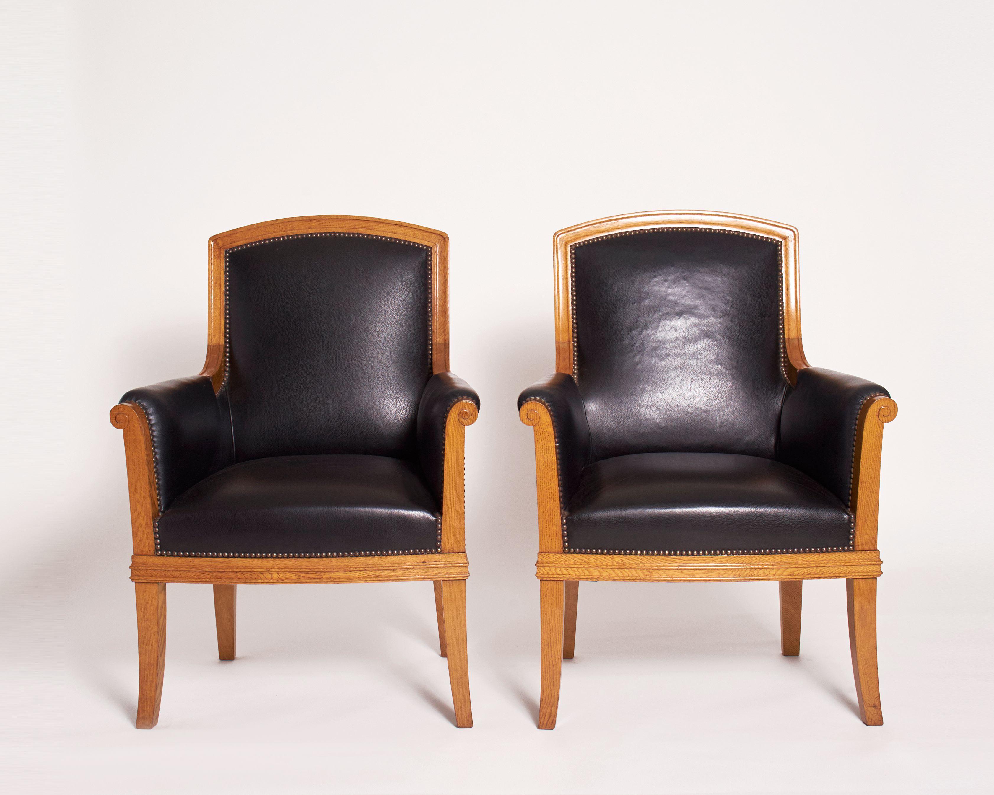 Milieu du XXe siècle Louis Süe, Paire de fauteuils en chêne et cuir, France, C. 1940 en vente