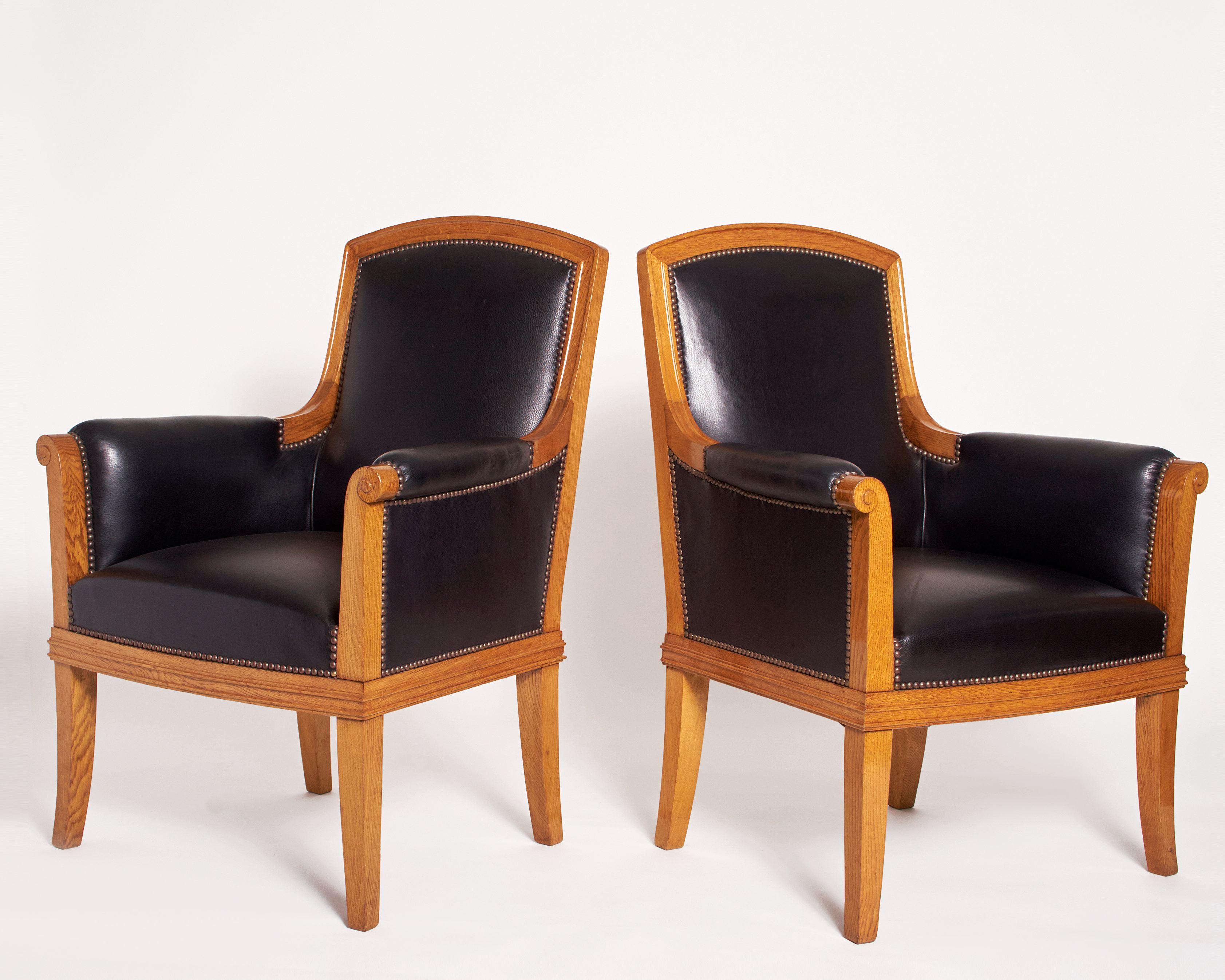 Acier Louis Süe, Paire de fauteuils en chêne et cuir, France, C. 1940 en vente