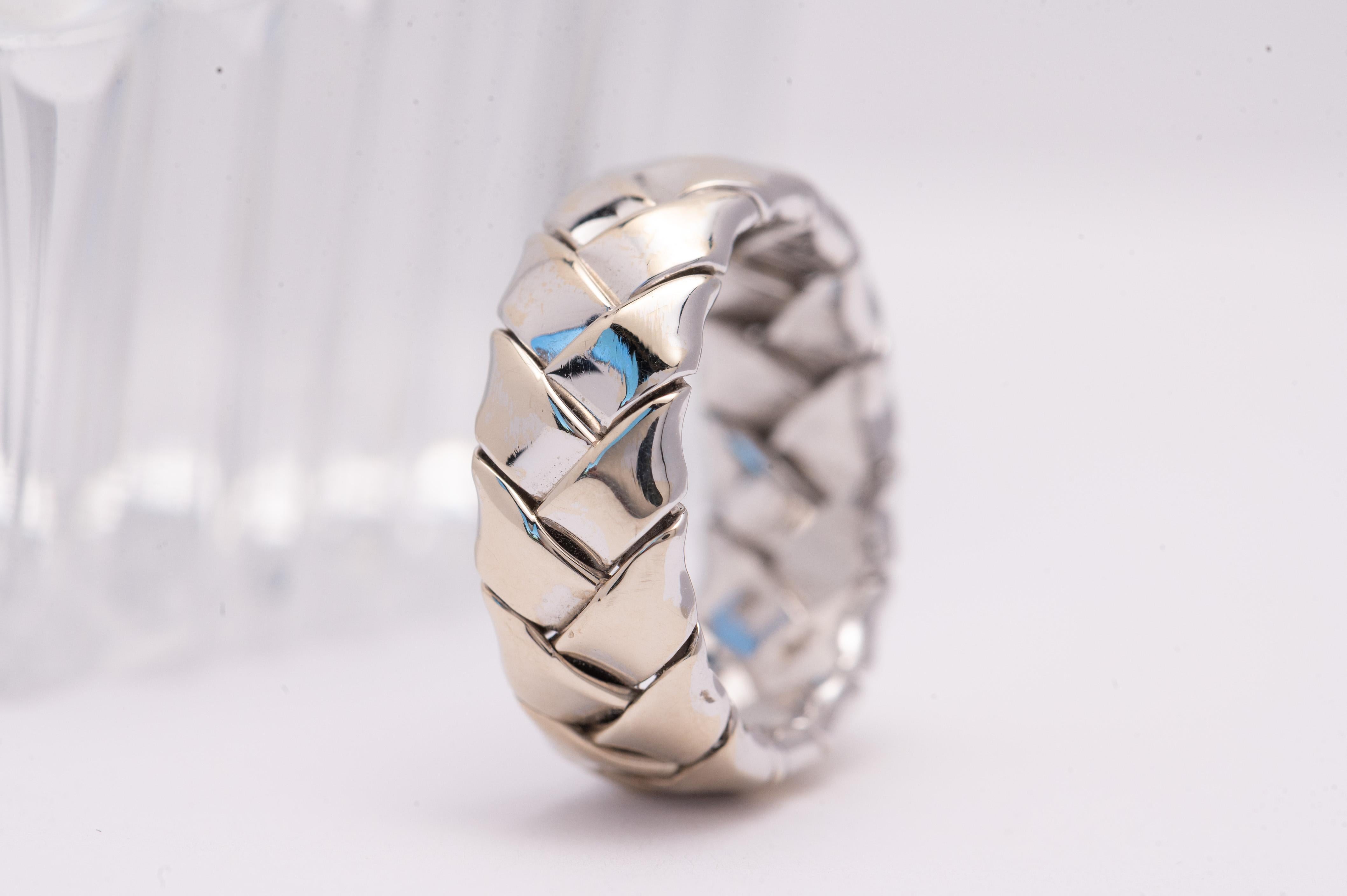 Realizzato in oro bianco 14k da 9,1 grammi
8 mm di larghezza
Taglia 7 1/2

Questa fede nuziale in oro da uomo in stile intrecciato o tessuto 
in oro bianco 14 carati è stato realizzato da Louis Tamis & Sons.
