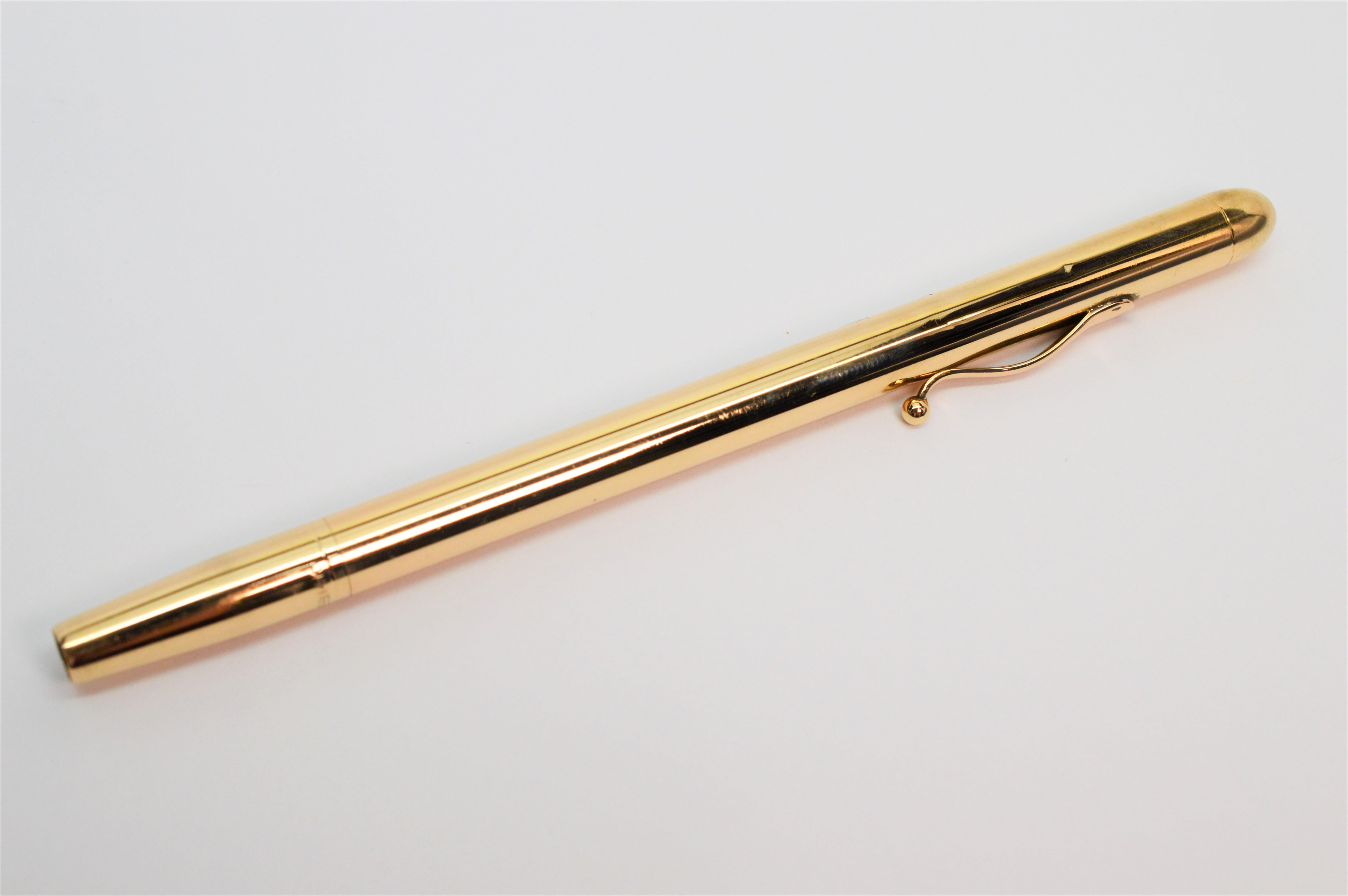 Louis Tamis & Sons fourteen karat 14k yellow gold mechanical stockbroker's pencil, circa 1955-1960. New York Maker, L T & Sons founded in 1909 became known as one of the top high-end jewelry manufacturers in America during the period. A rare find,