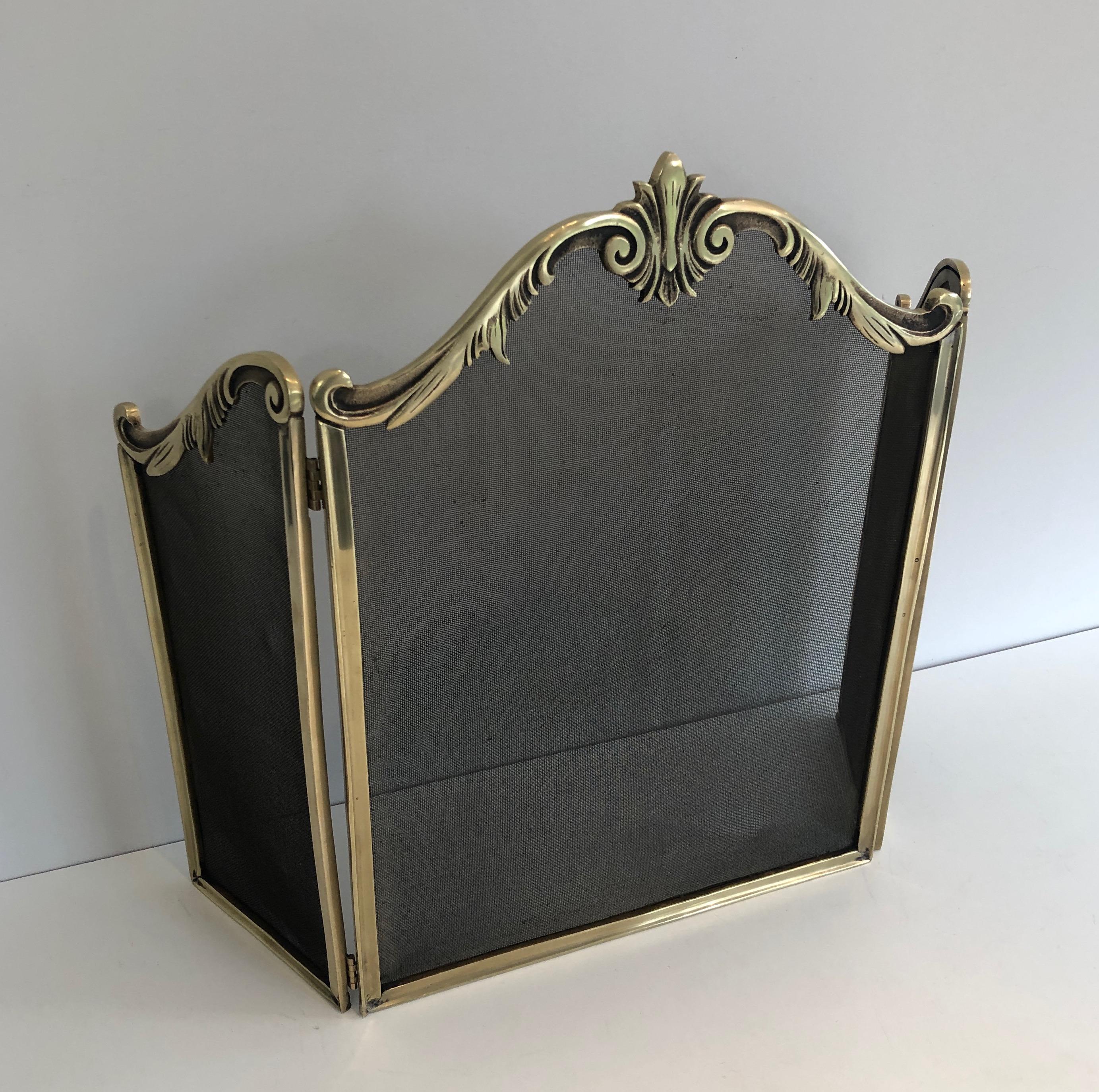 This Louis XV style fire place screen is made of bronze and grilling. This is a French work, circa 1920.