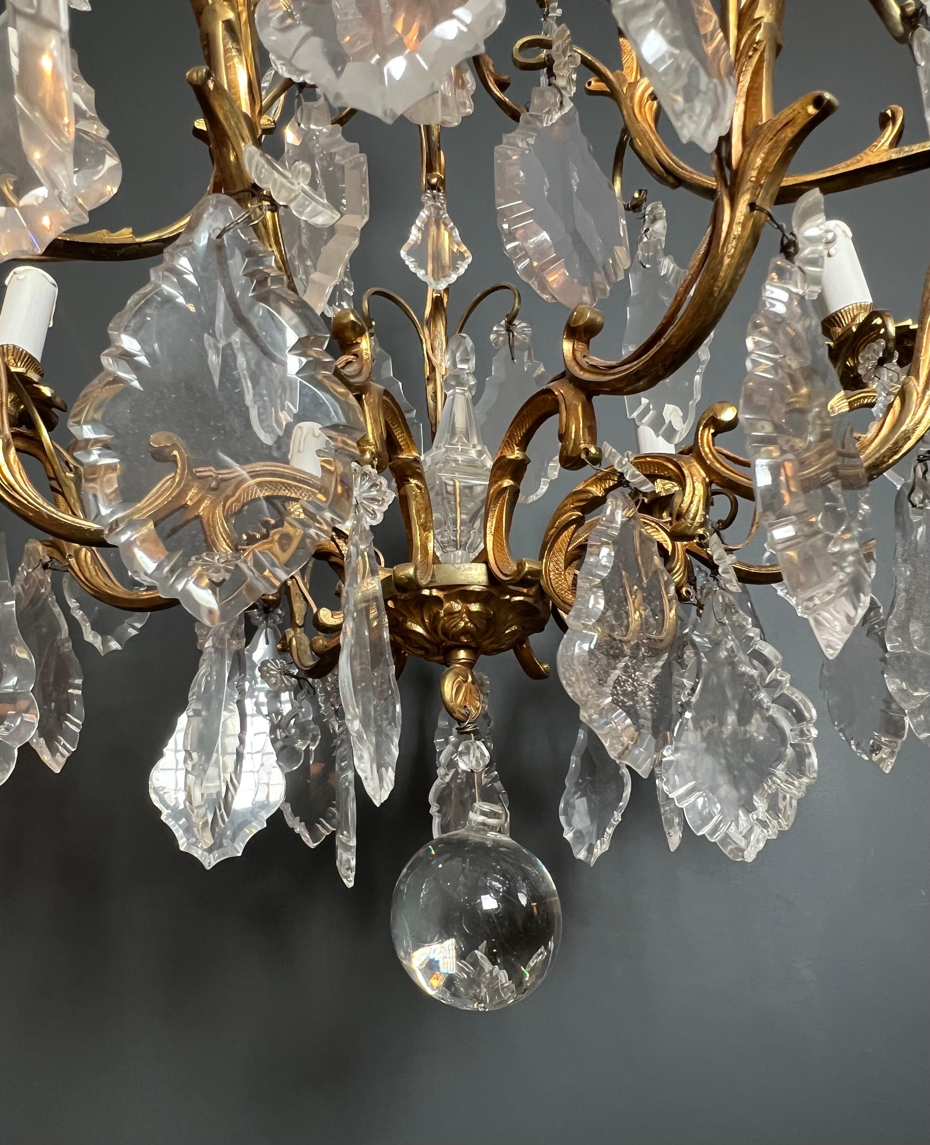 Lampadario in stile Luigi XV in cristallo e bronzo in vendita 4