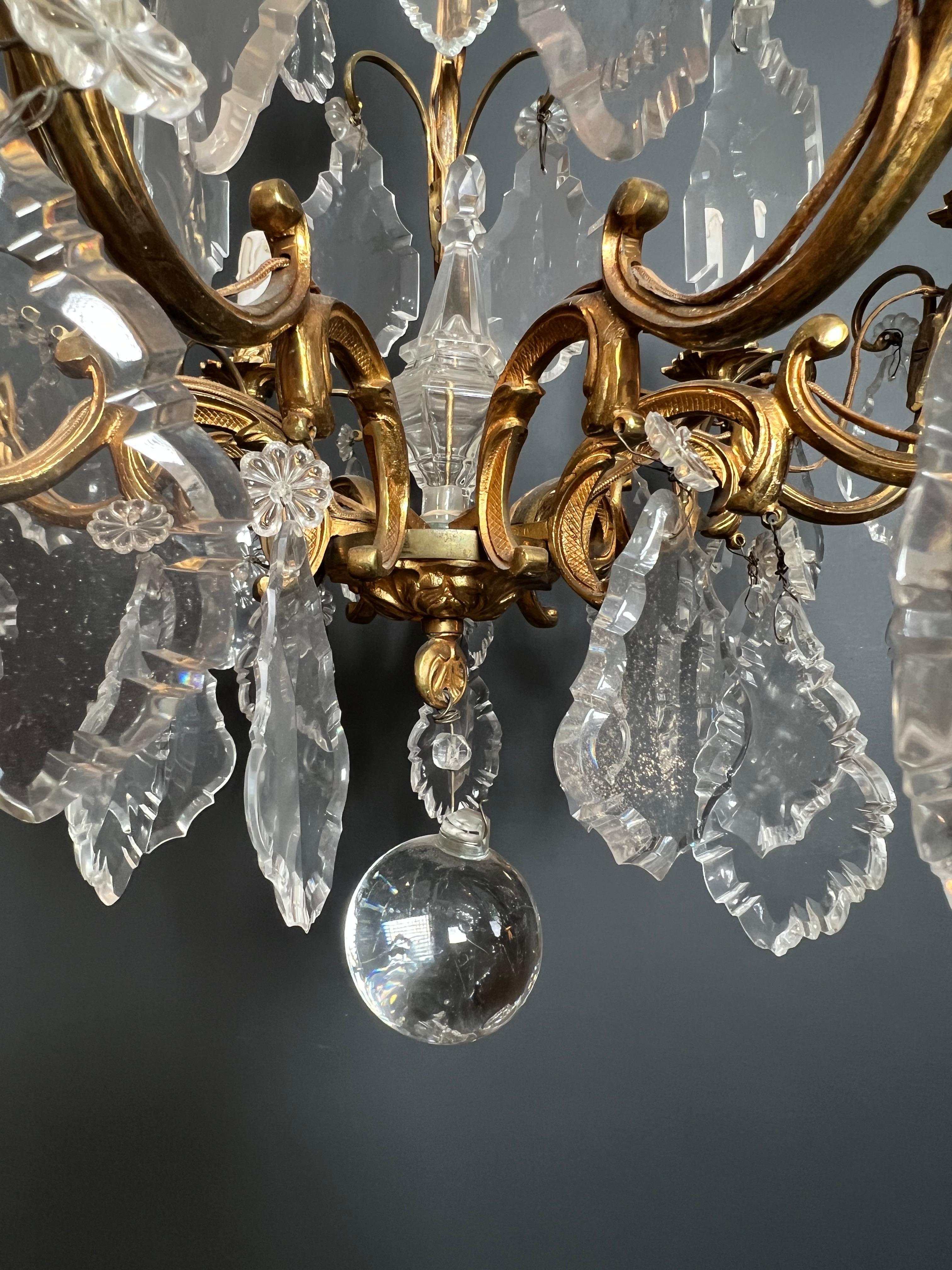 Lampadario in stile Luigi XV in cristallo e bronzo in vendita 11