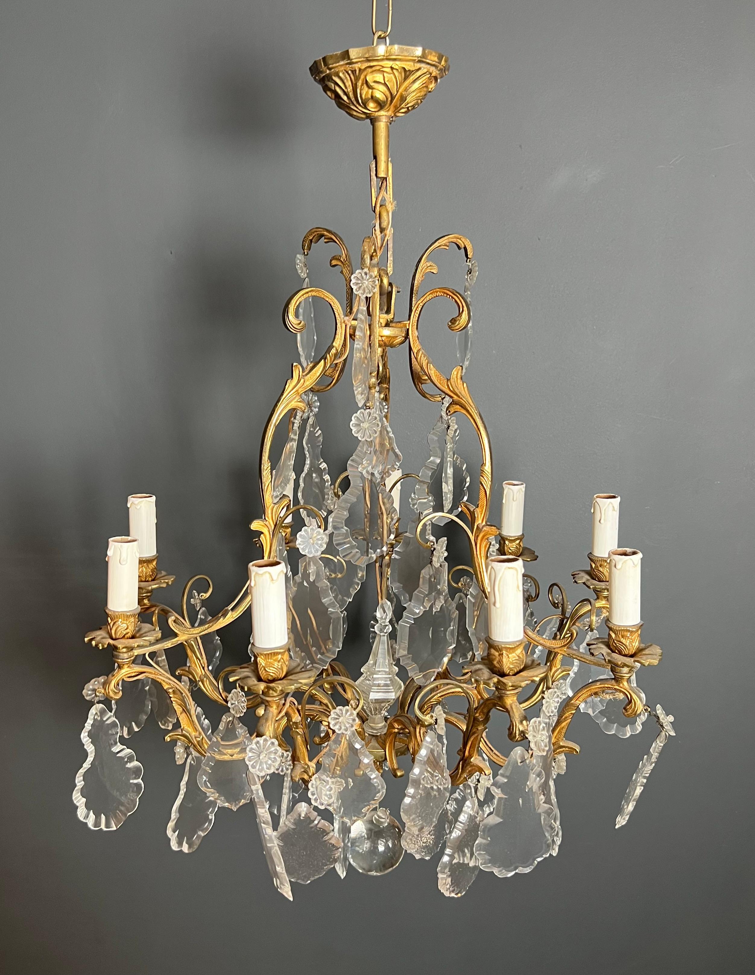 Questo lampadario molto bello e decorativo è realizzato in cristallo e bronzo. Si tratta di un'opera francese in stile Luigi XV. Circa 1900
