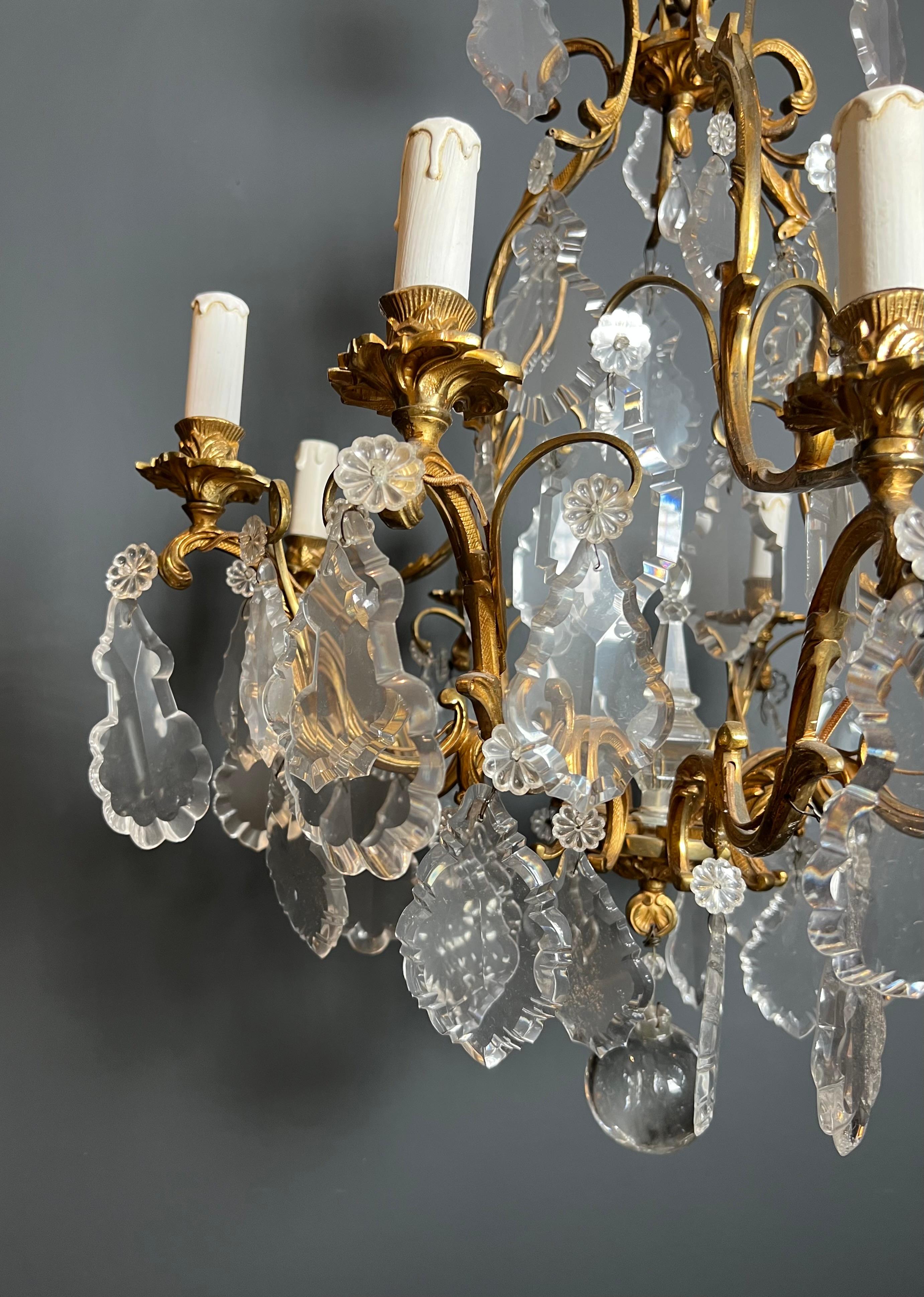 Lampadario in stile Luigi XV in cristallo e bronzo in vendita 2