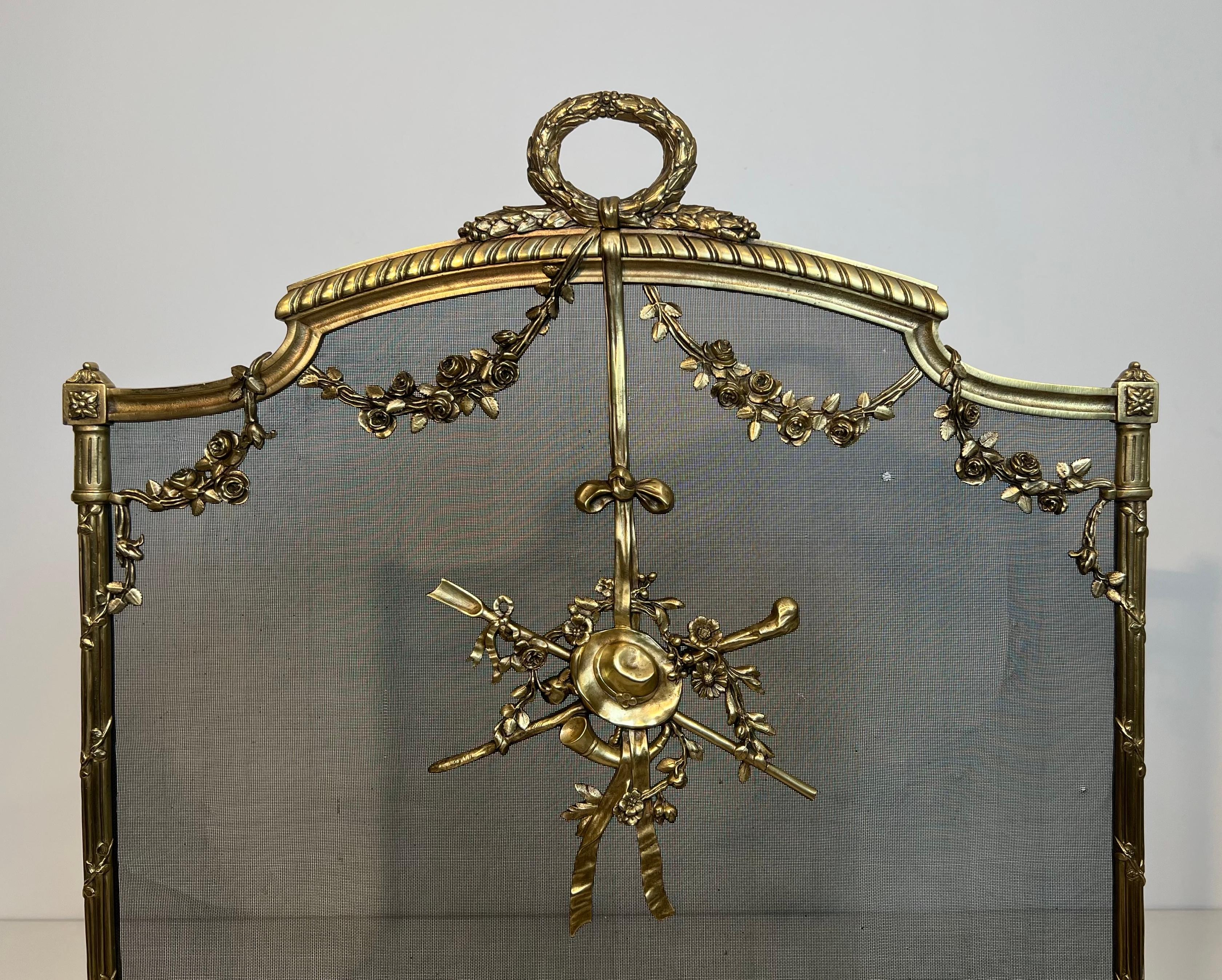 Neoclassico Paravento per caminetto in ottone in stile Luigi XVI con rete decorata con ghirlande in vendita