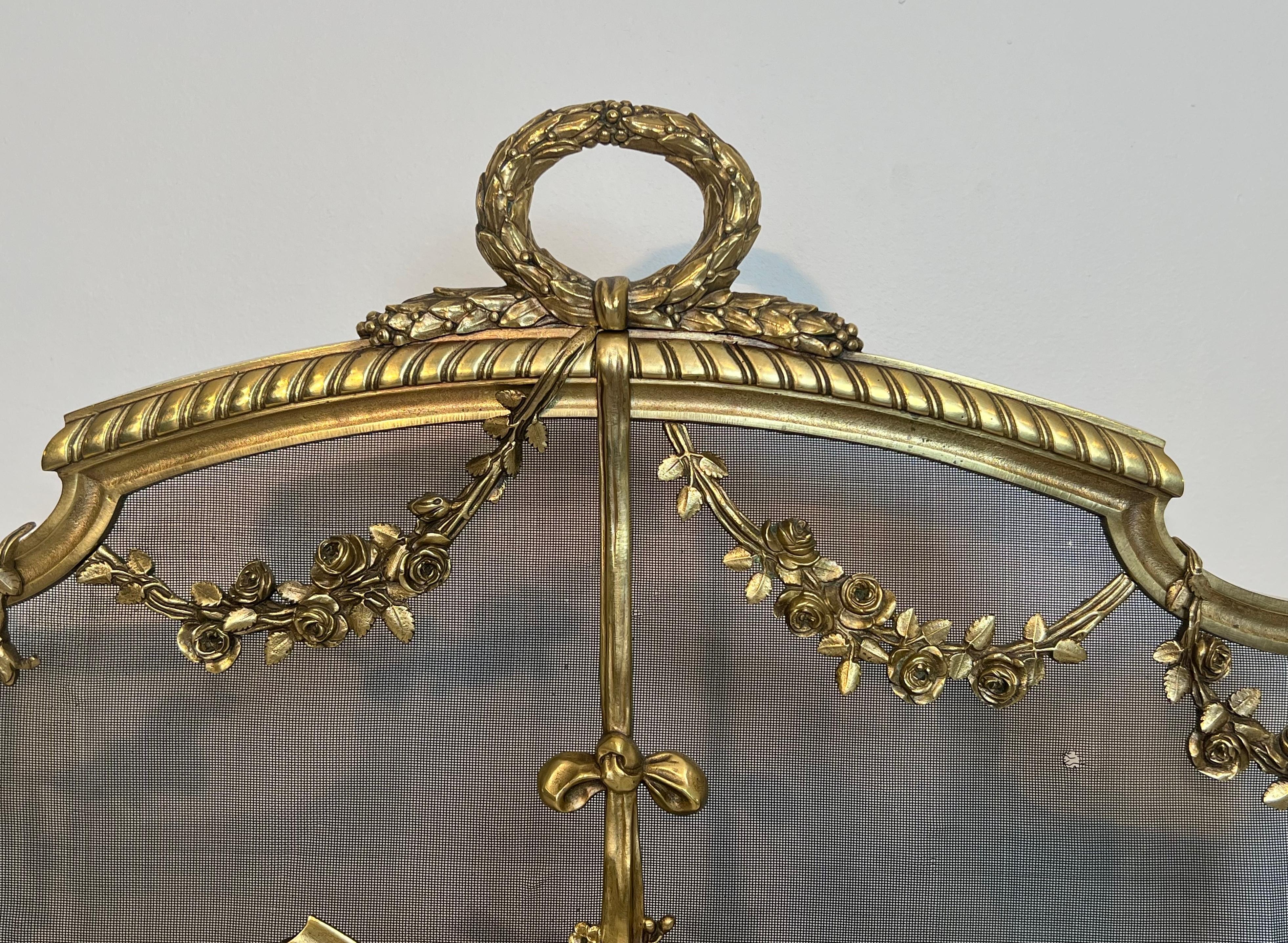Metà XX secolo Paravento per caminetto in ottone in stile Luigi XVI con rete decorata con ghirlande in vendita