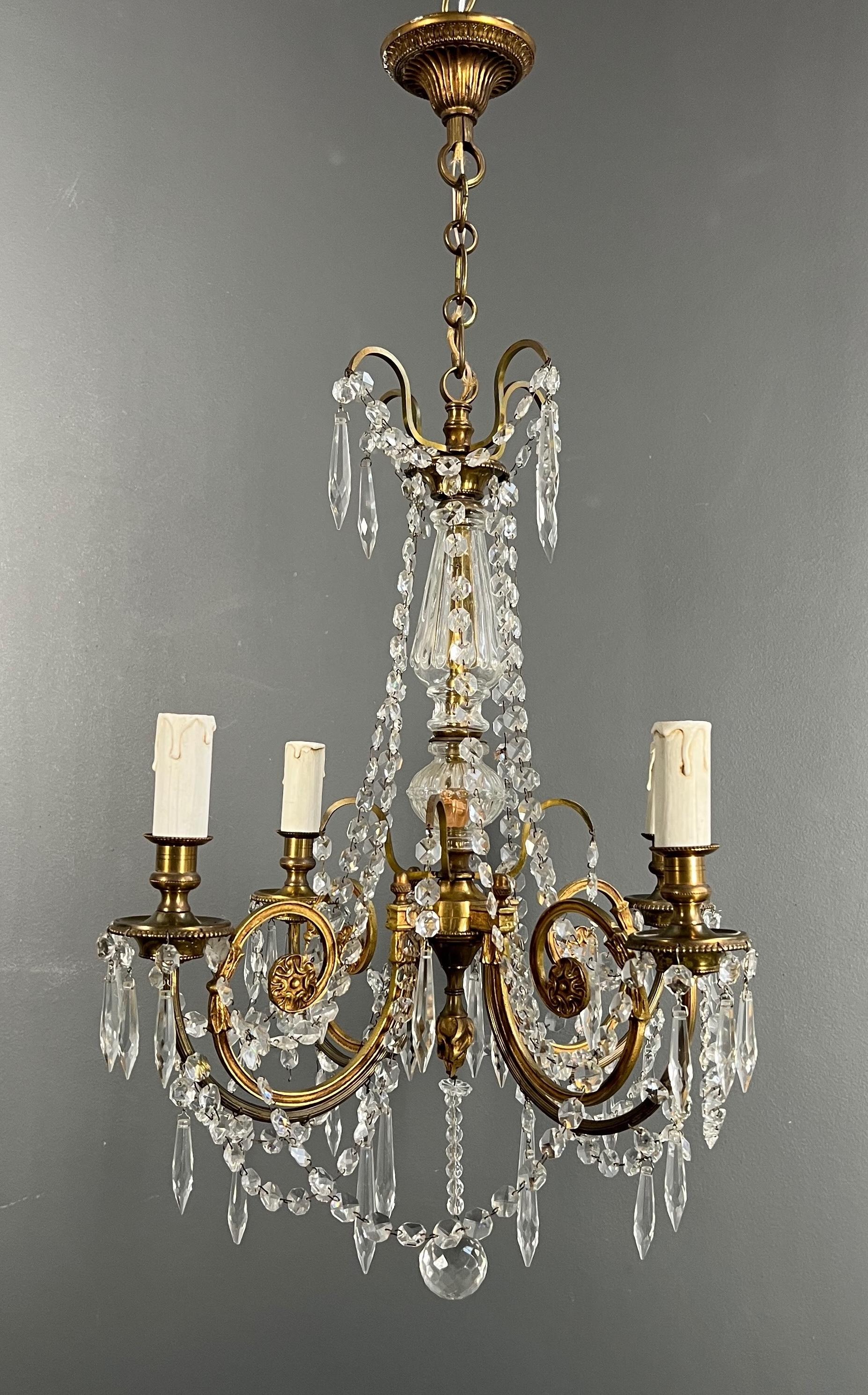 Ce lustre charmant et élégant est composé de bronze finement ciselé et de cristaux. Il s'agit d'un ouvrage français de style Louis XVI. Circa 1900