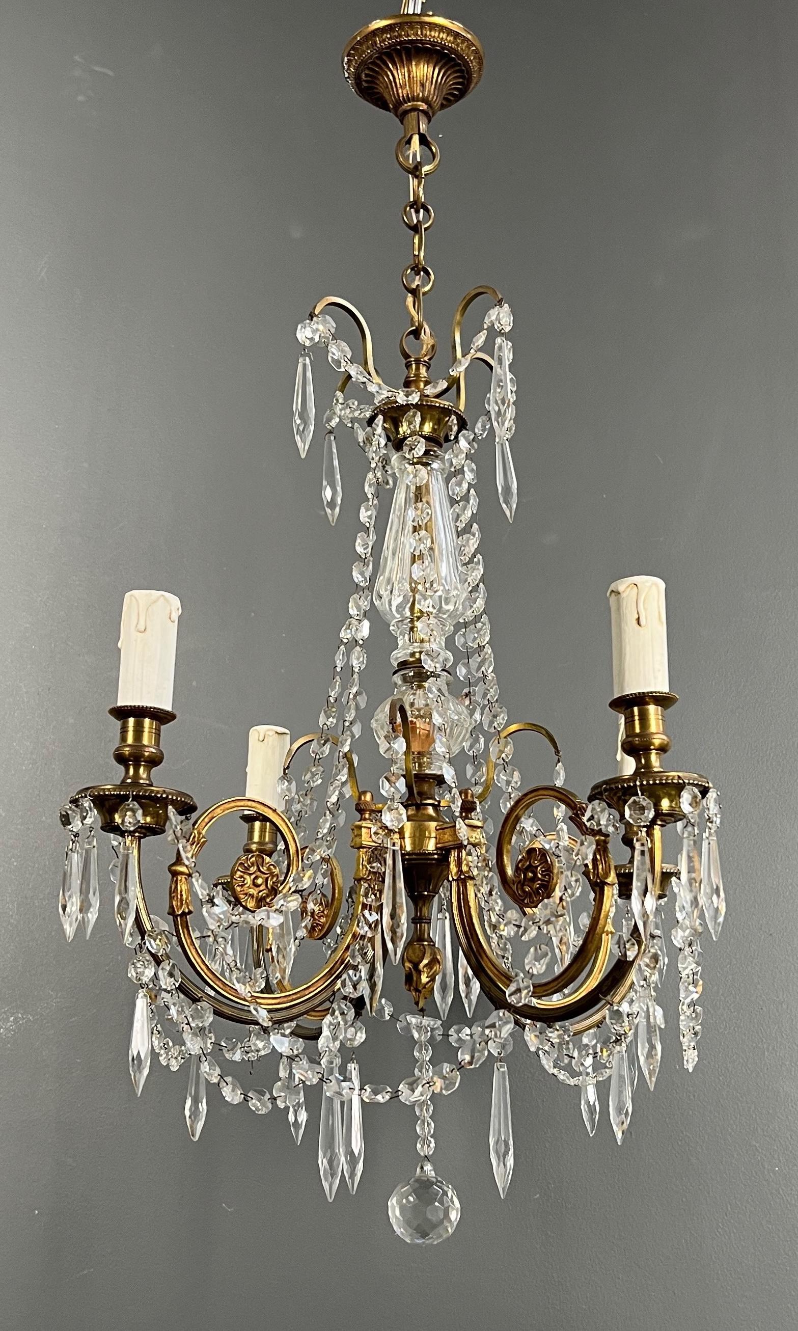 Français Lustre en cristal et bronze de style Louis XVI