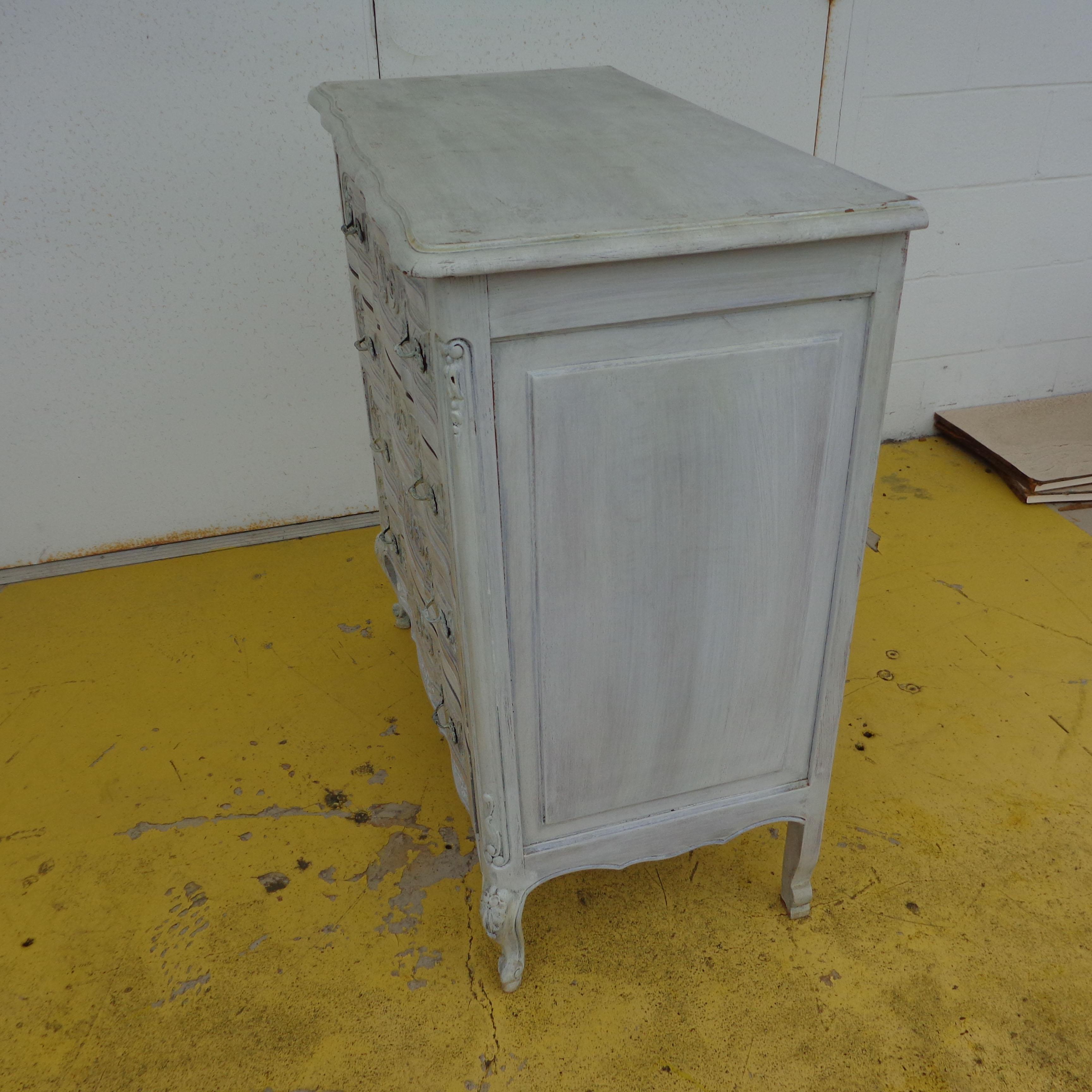 Louis the xv Style French Provencial Painted Dresser In Good Condition In Pasadena, TX