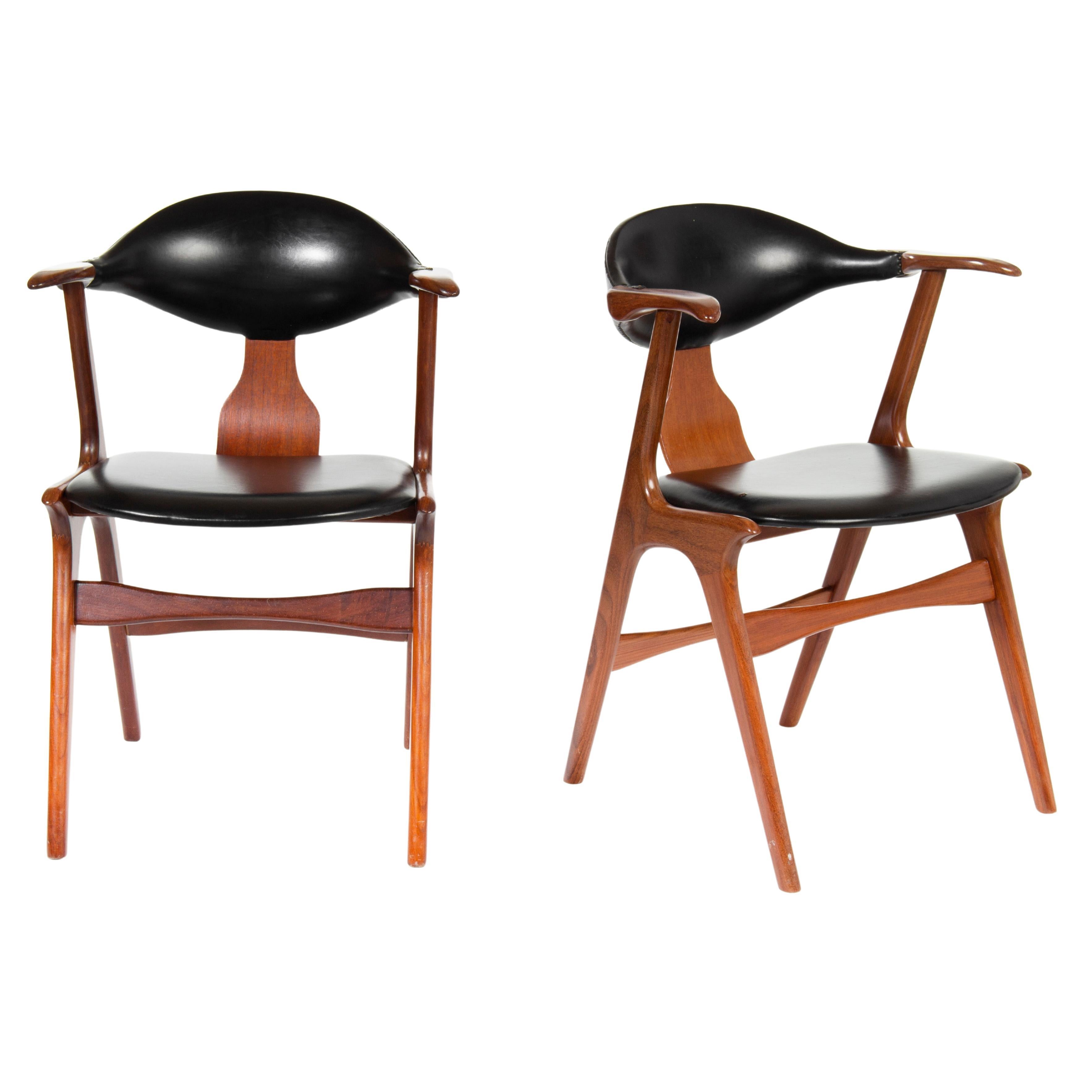 Sedie AWA Holland disegnate da Louis Van Teeffelen, facenti parte della serie di modelli Cow Horn degli anni Cinquanta. Il rivestimento in pelle presenta alcuni piccoli difetti e una sedia ha un rinforzo alla base. Il set è composto da tre pezzi.
 