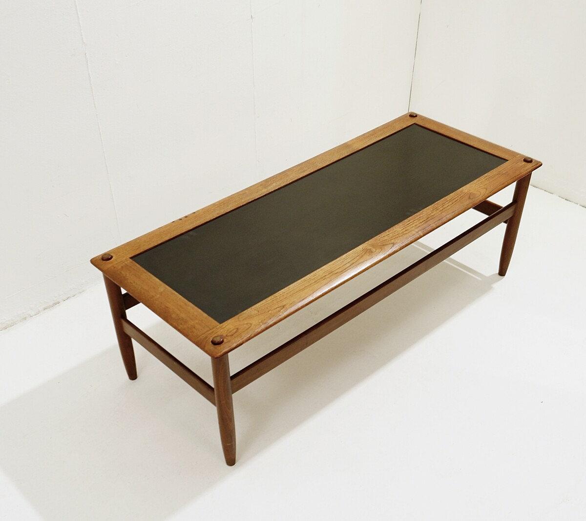Louis van Teeffelen Couchtisch mit umkehrbarer Platte - Niederlande - 1960s
Couchtisch - 1960er Jahre
Maße: 125,5cmx51,5cm H:40,5cm 
MATERIALIEN : Holz
Verschleiß im Einklang mit Alter und Verwendung: Zigarette brennt auf hölzernen oben - siehe
