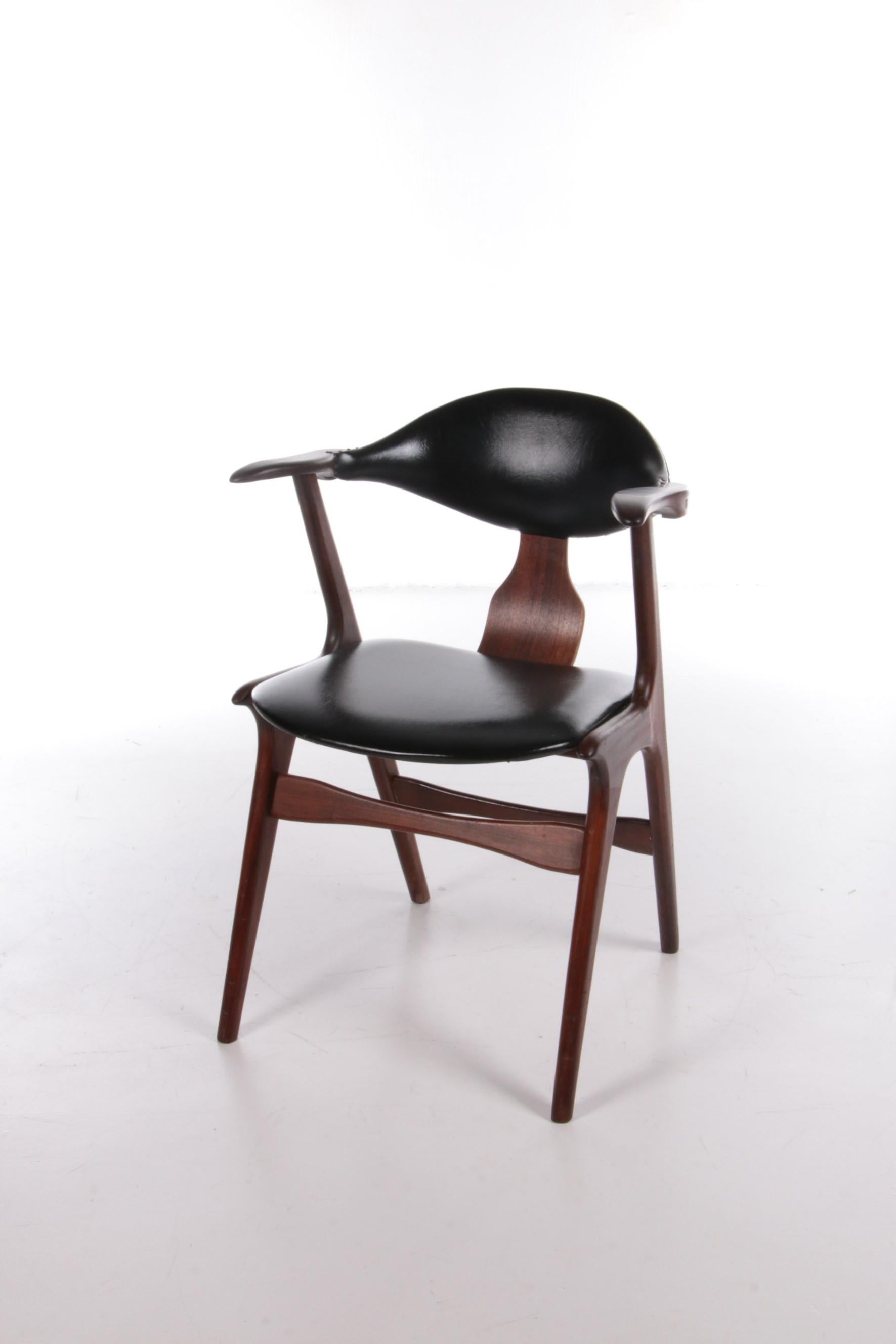 Louis van Teeffelen cow horn chair Wébé


Special cow horn chair by producer Wébé / AWA, made of teak plywood and solid wood, beautifully combined with black artificial leather upholstery. The chair is in beautiful vintage condition, almost like