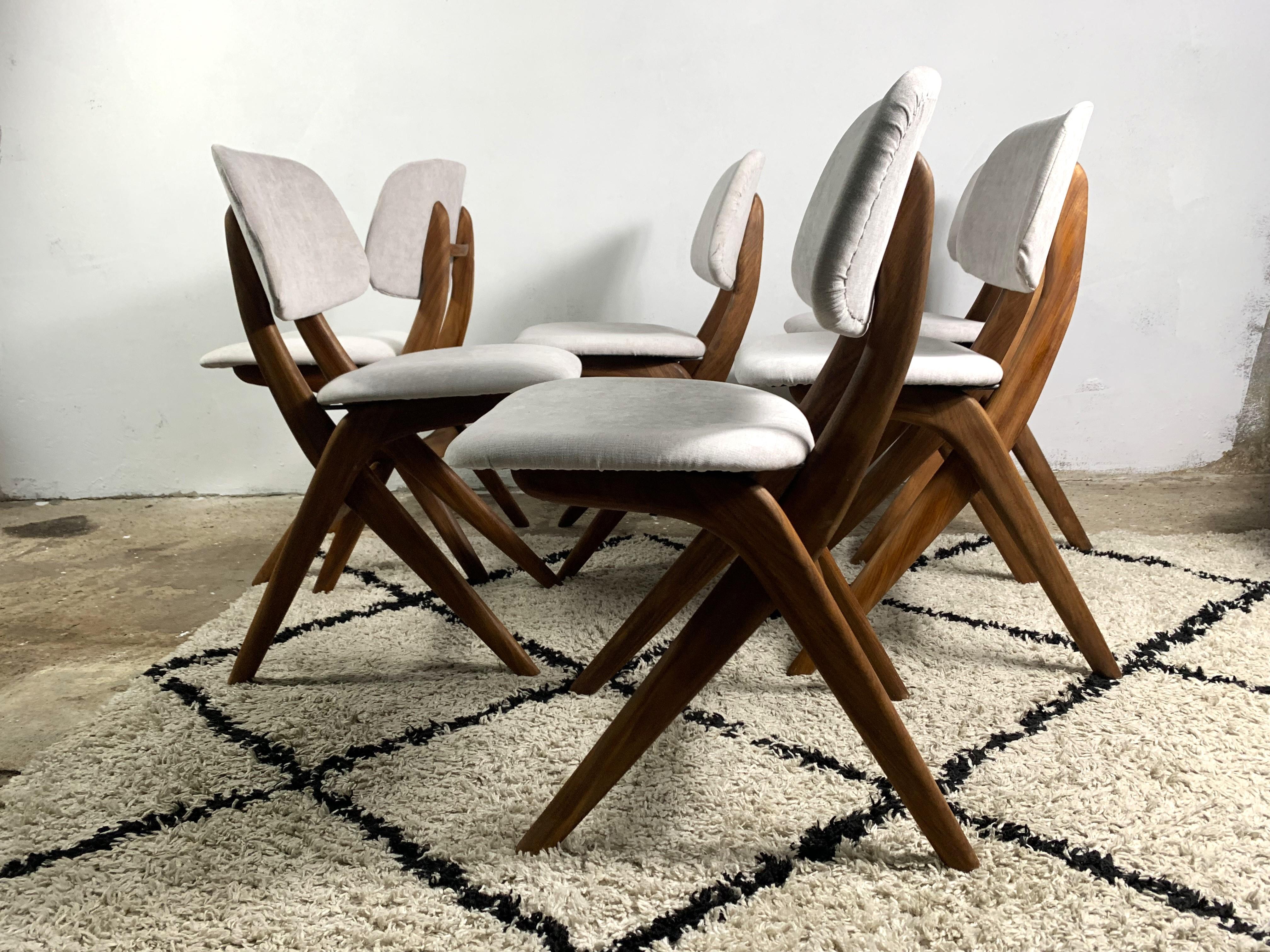 Milieu du XXe siècle Lot de 6 chaises de salle à manger Louis Van Teeffelen, retapissées en vente