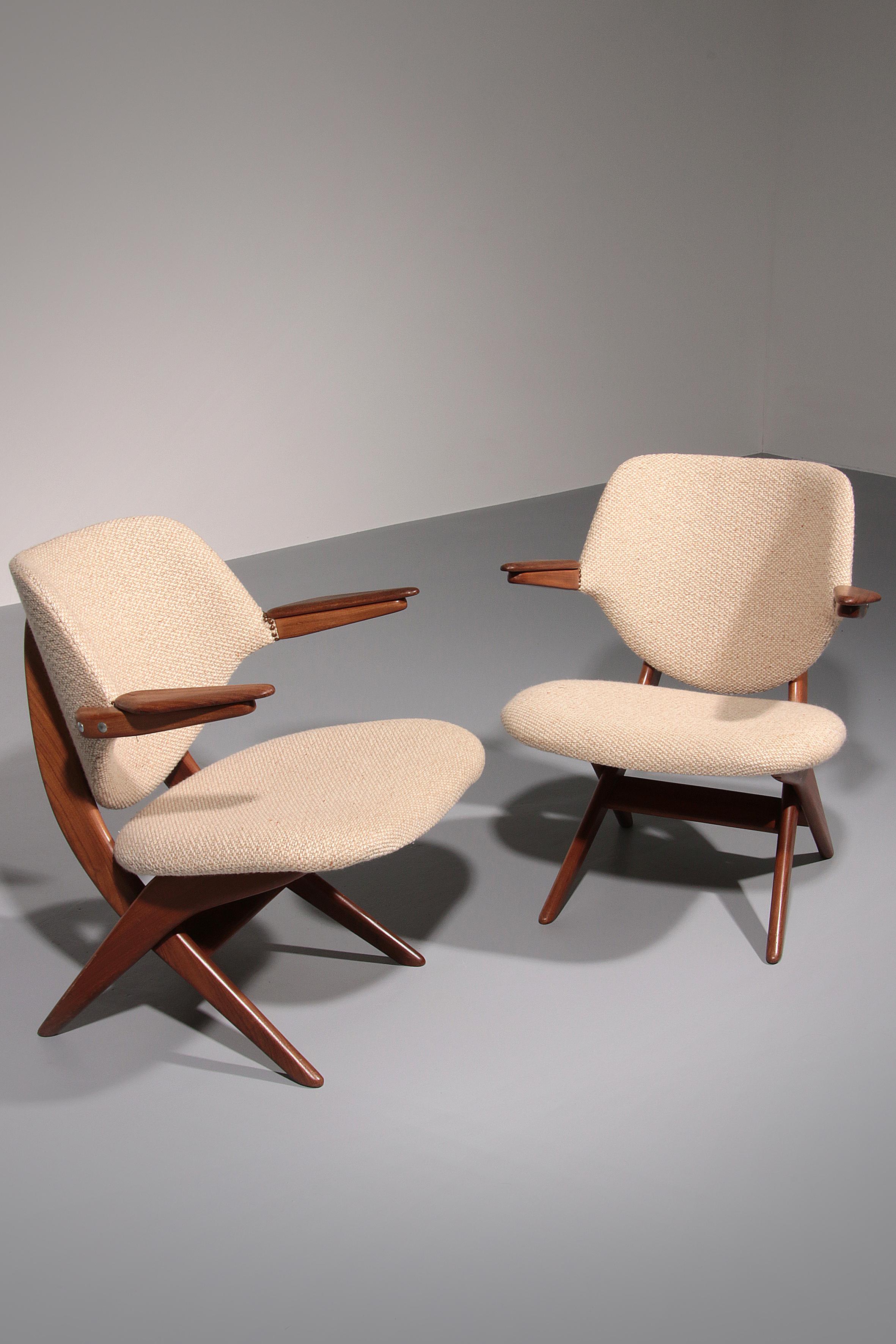 

Set of 2 beautiful armchairs by Louis Van Teeffelen for Webe, with teak armrests. These vintage lounge chairs have a teak frame and beautiful round seats and backrests. They are also called the 'Pelican chair'. This lounge set has beautiful ivory