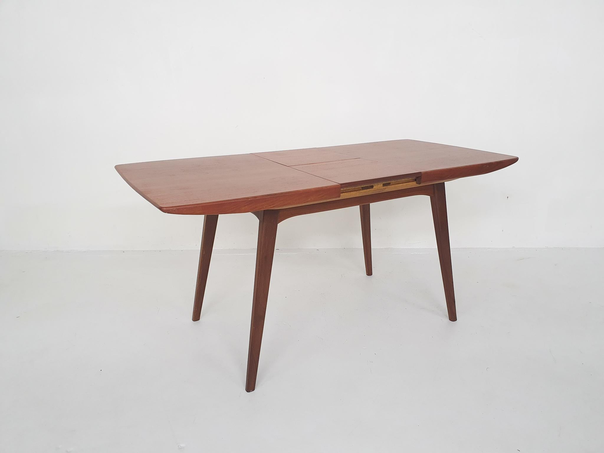 Louis Van Teeffelen for Webe Teak Extendable Dining Table, the Netherlands 1950' In Good Condition In Amsterdam, NL