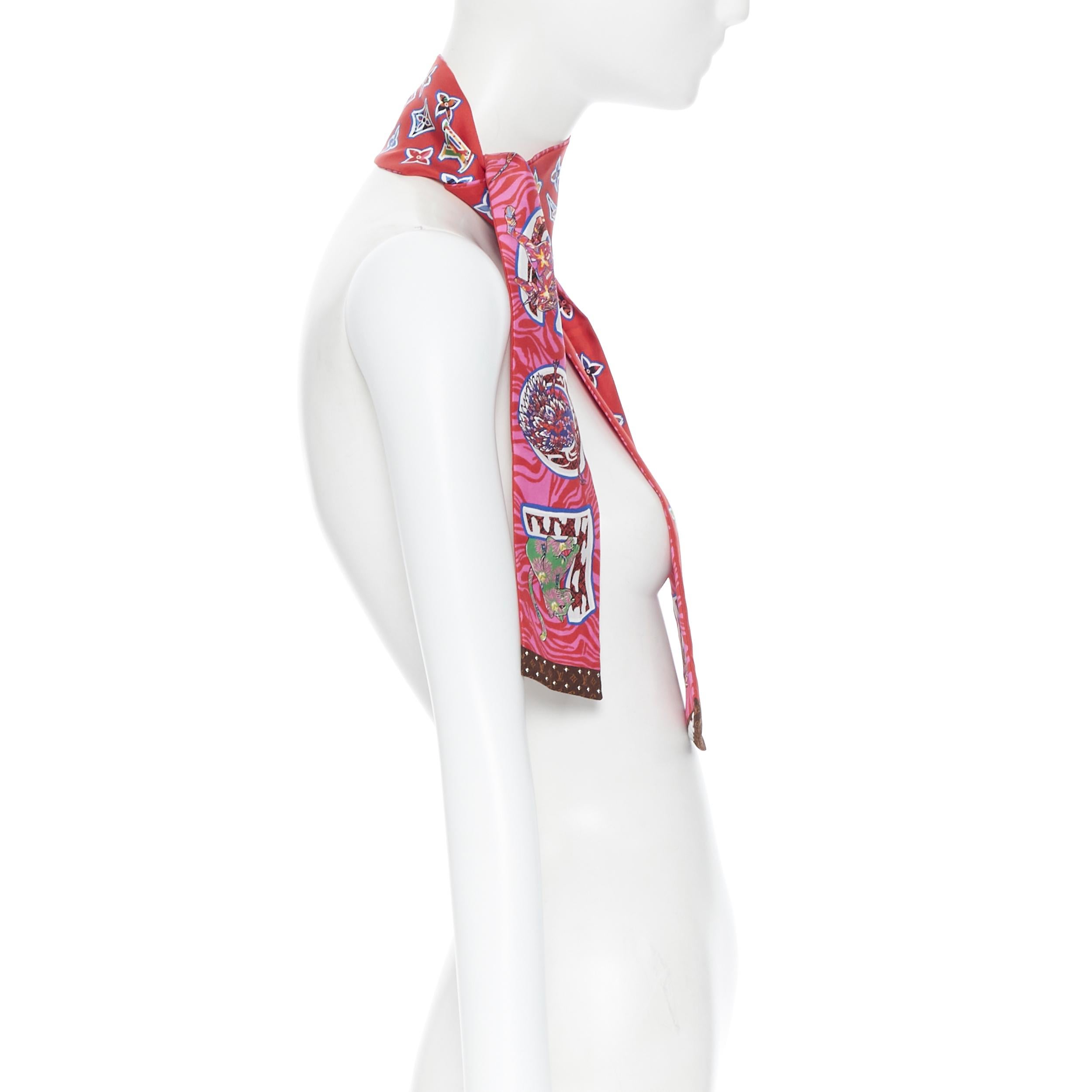 LOUIS VUITTON 100% Seide Roter Schal mit Monogramm und Tierdruck und Nieten am Zwiebelhalsausschnitt 4