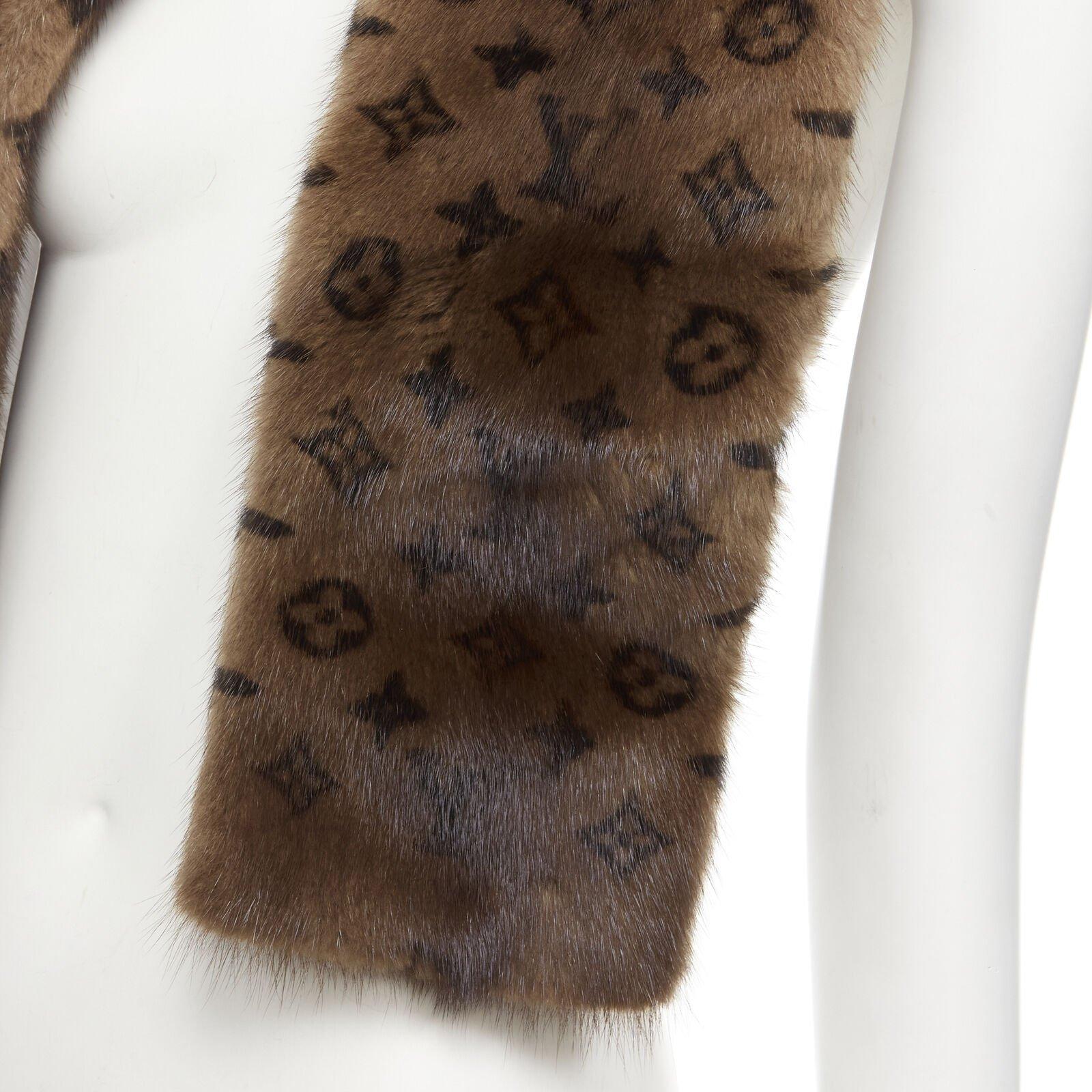 LOUIS VUITTON Écharpe châle 100% Vison en fourrure de vison marron imprimé monogramme
Référence : ANWU/A00894
Marque : Louis Vuitton
Designer : Marc Jacobs
Matériau : Fourrure
Couleur : marron
Motif : Monogramme
Doublure :  Fourrure
Fabriqué en :