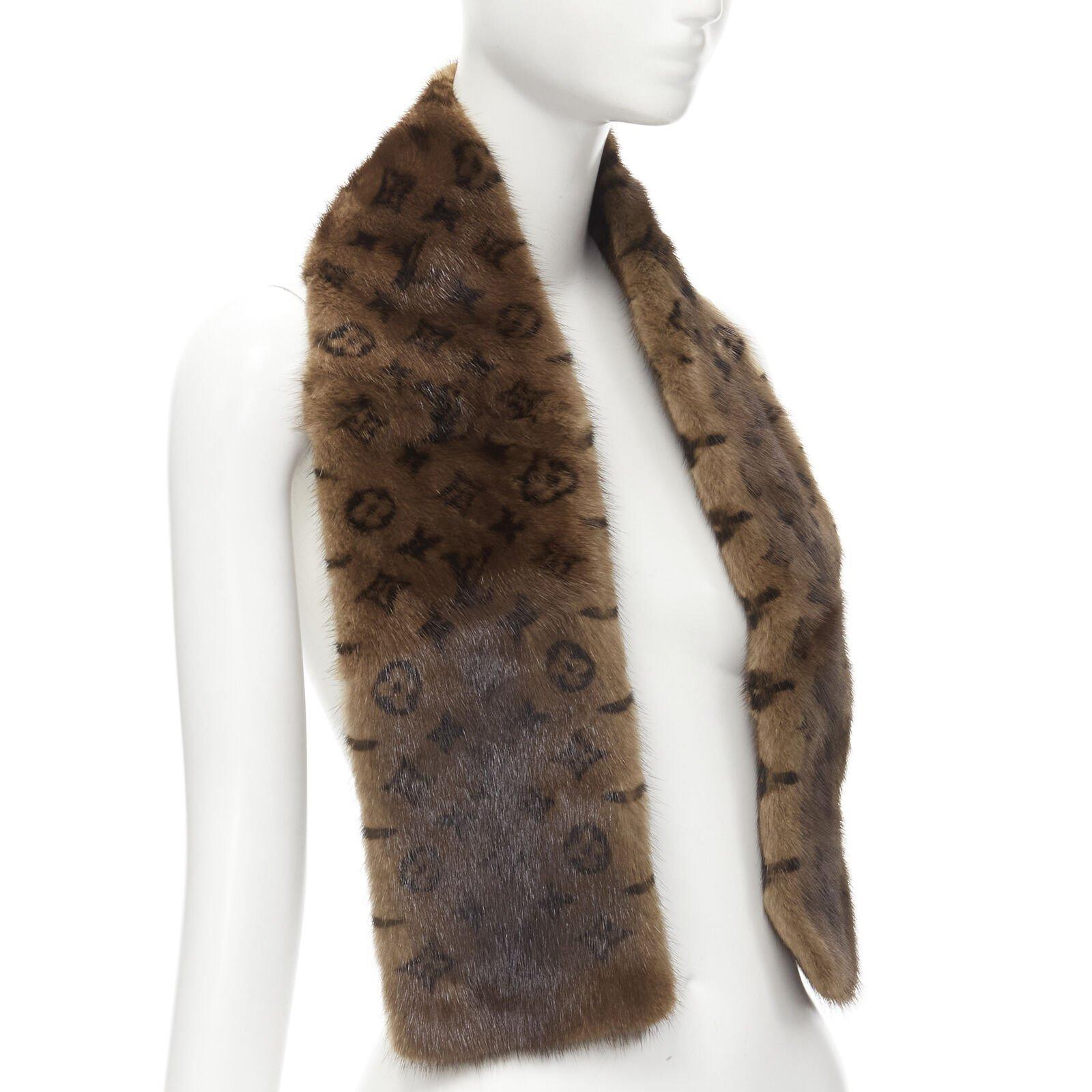 Noir LOUIS VUITTON Écharpe châle 100% Vison en fourrure de vison marron imprimé monogramme en vente