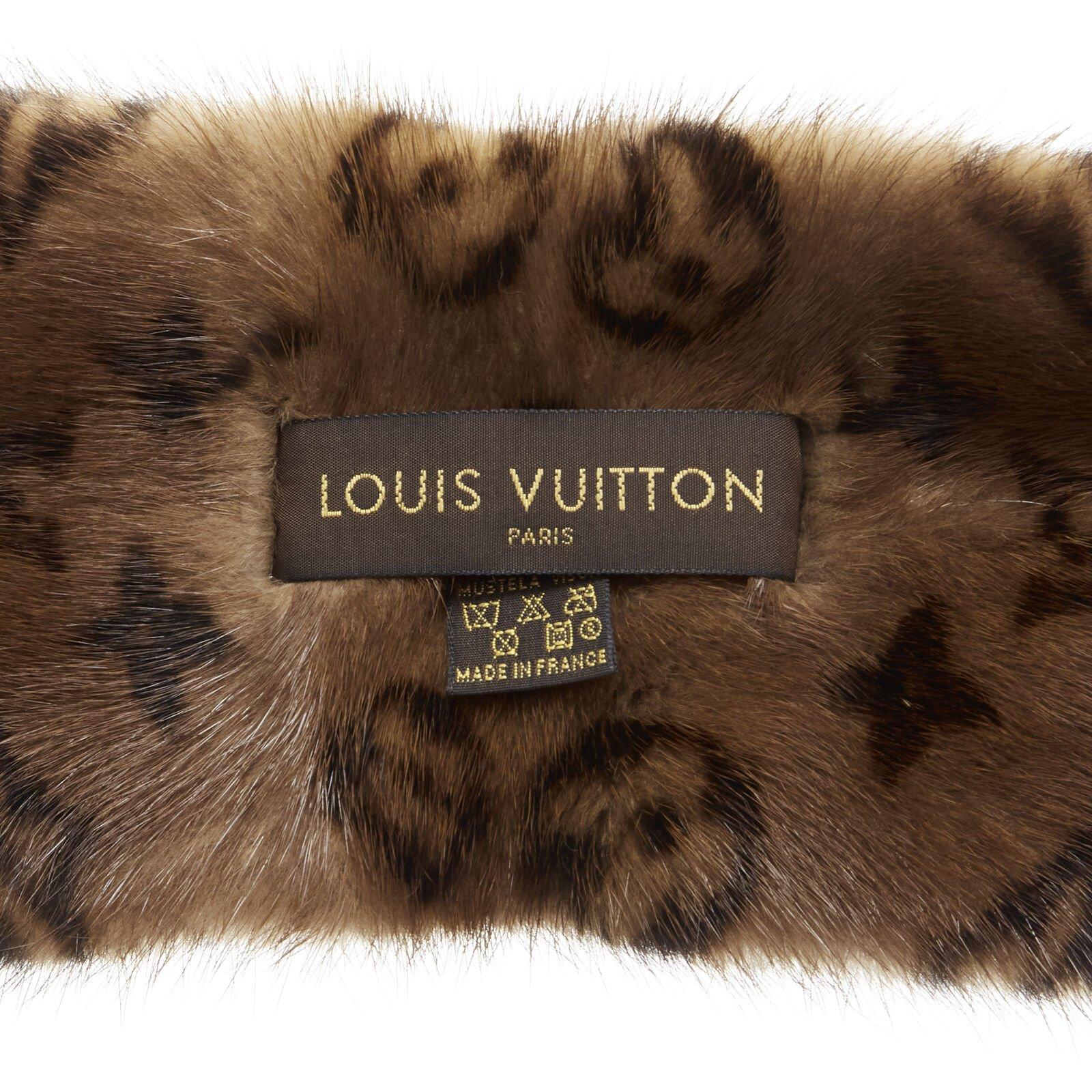 LOUIS VUITTON Écharpe châle 100% Vison en fourrure de vison marron imprimé monogramme en vente 2