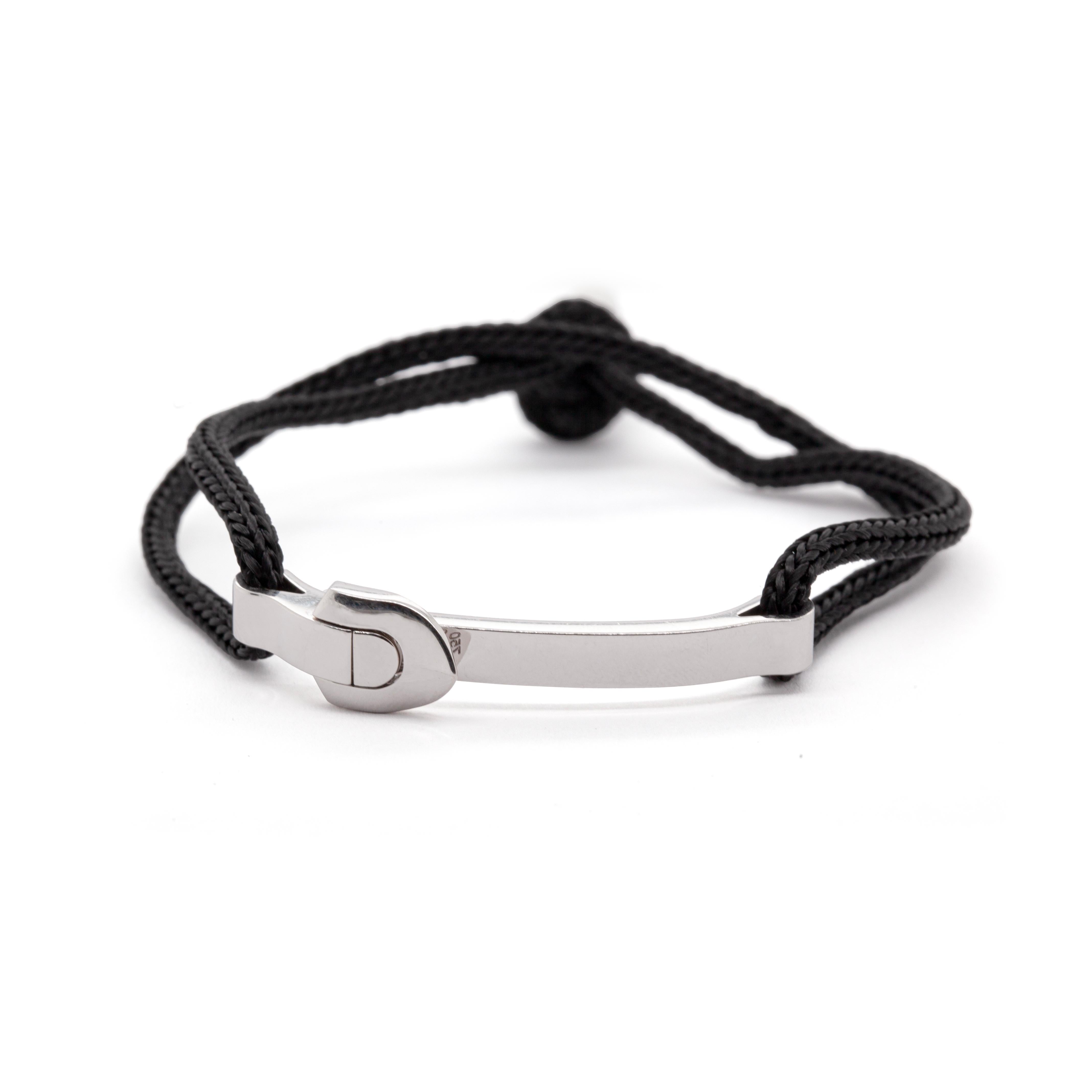 Completa il tuo abbigliamento quotidiano con questo bellissimo ed elegante bracciale della casa di moda francese Louis Vuitton.

Il bracciale presenta un'elegante e semplice barra ricurva con motivo a fibbia, realizzata in oro bianco massiccio a 18