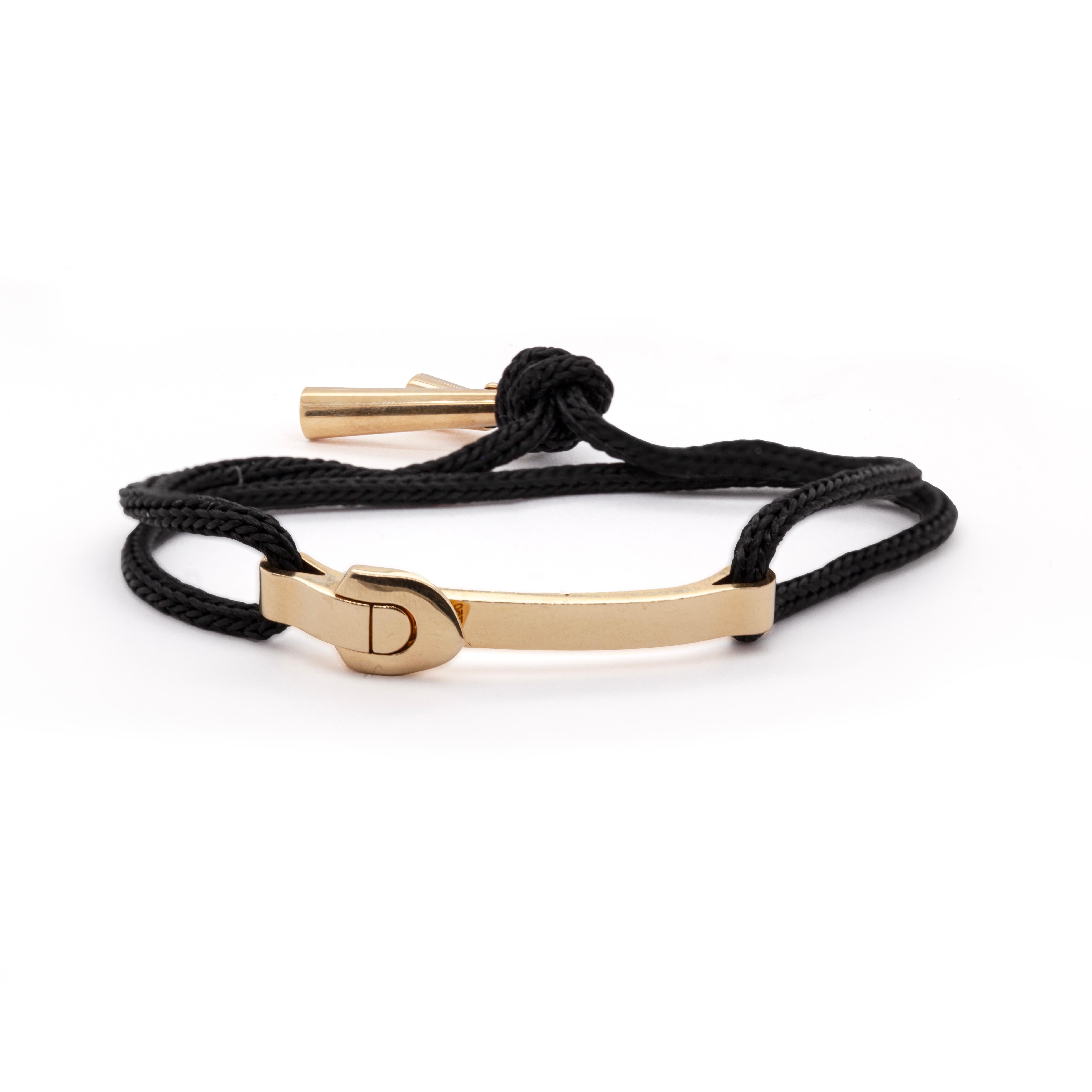 Ergänzen Sie Ihre Alltagskleidung mit diesem schönen und stilvollen Armband des französischen Luxusmodehauses und Unternehmens Louis Vuitton.

Das Armband zeigt einen eleganten und schlichten gebogenen Steg mit Schnallenmotiv aus hochglanzpoliertem