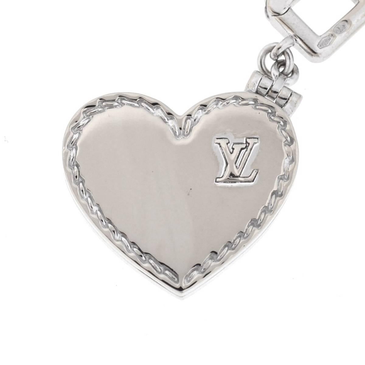 Company - Louis Vuitton
Style - Heart Locket Charm Pendant 
Metal - 18k White Gold
Weight / Size - 15.8 grams / 23mm
Includes - Charm Only
7576-1ume