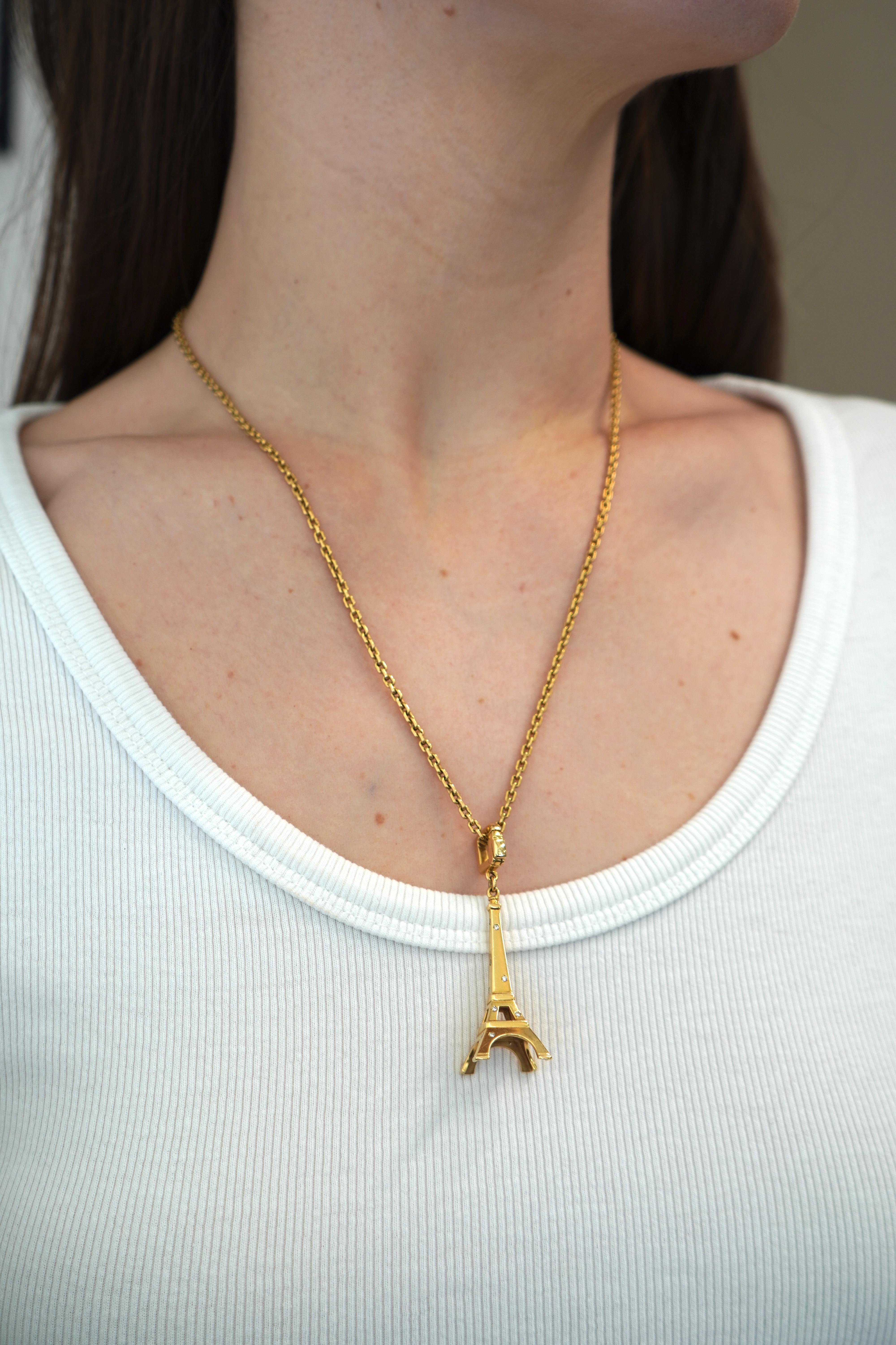 Collana da collezione con ciondolo a forma di Torre Eiffel di Louis Vuitton, splendidamente realizzata in oro giallo 18 carati e impreziosita da diamanti a taglio brillante. Questo design scultoreo rende omaggio all'eredità parigina della Maison,