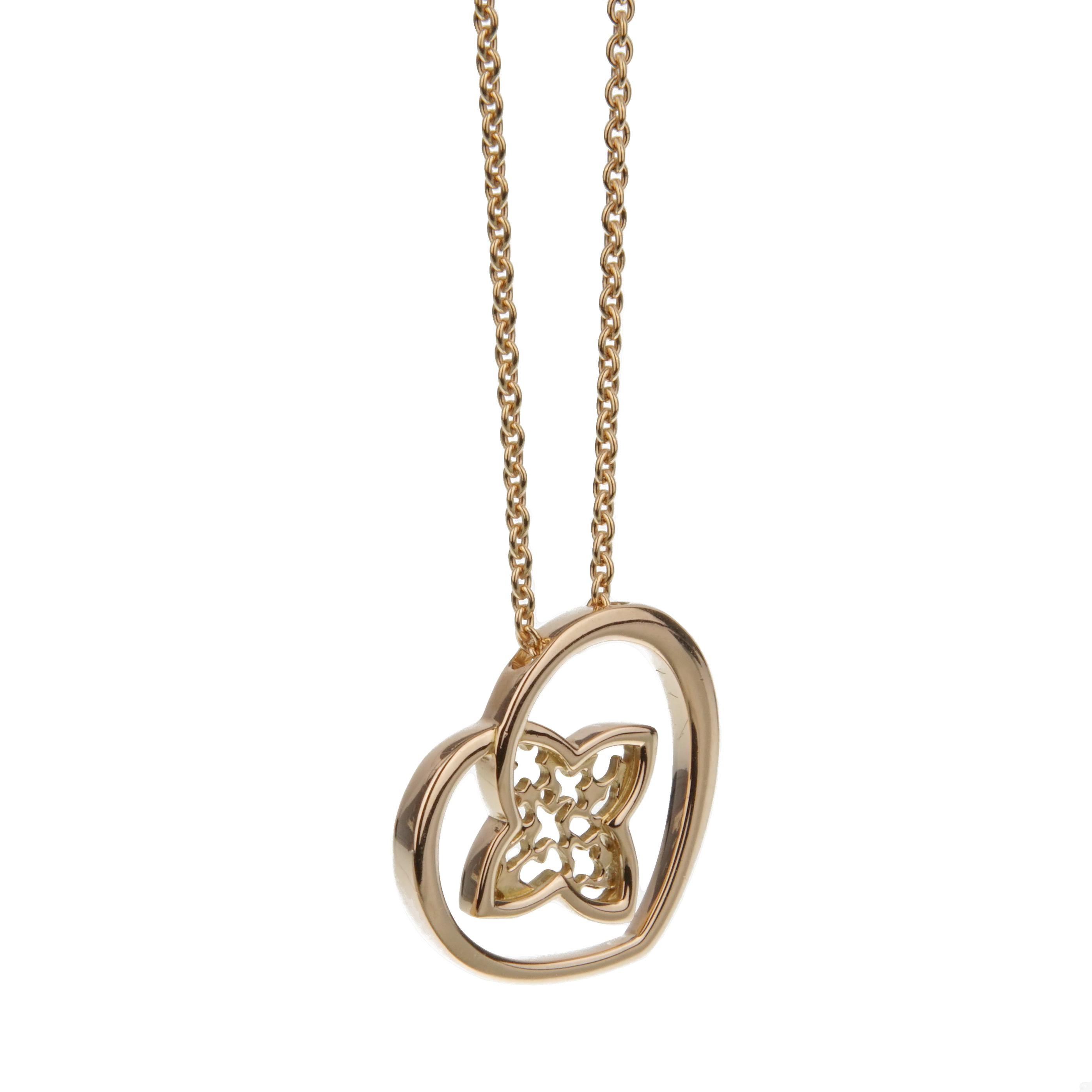 Eleganza e moderna raffinatezza si incontrano in questa collana con ciondolo a cuore di Louis Vuitton in oro rosa 18 carati, un pezzo straordinario che mette in mostra la filosofia del design senza tempo della Maison. Realizzata con precisione e