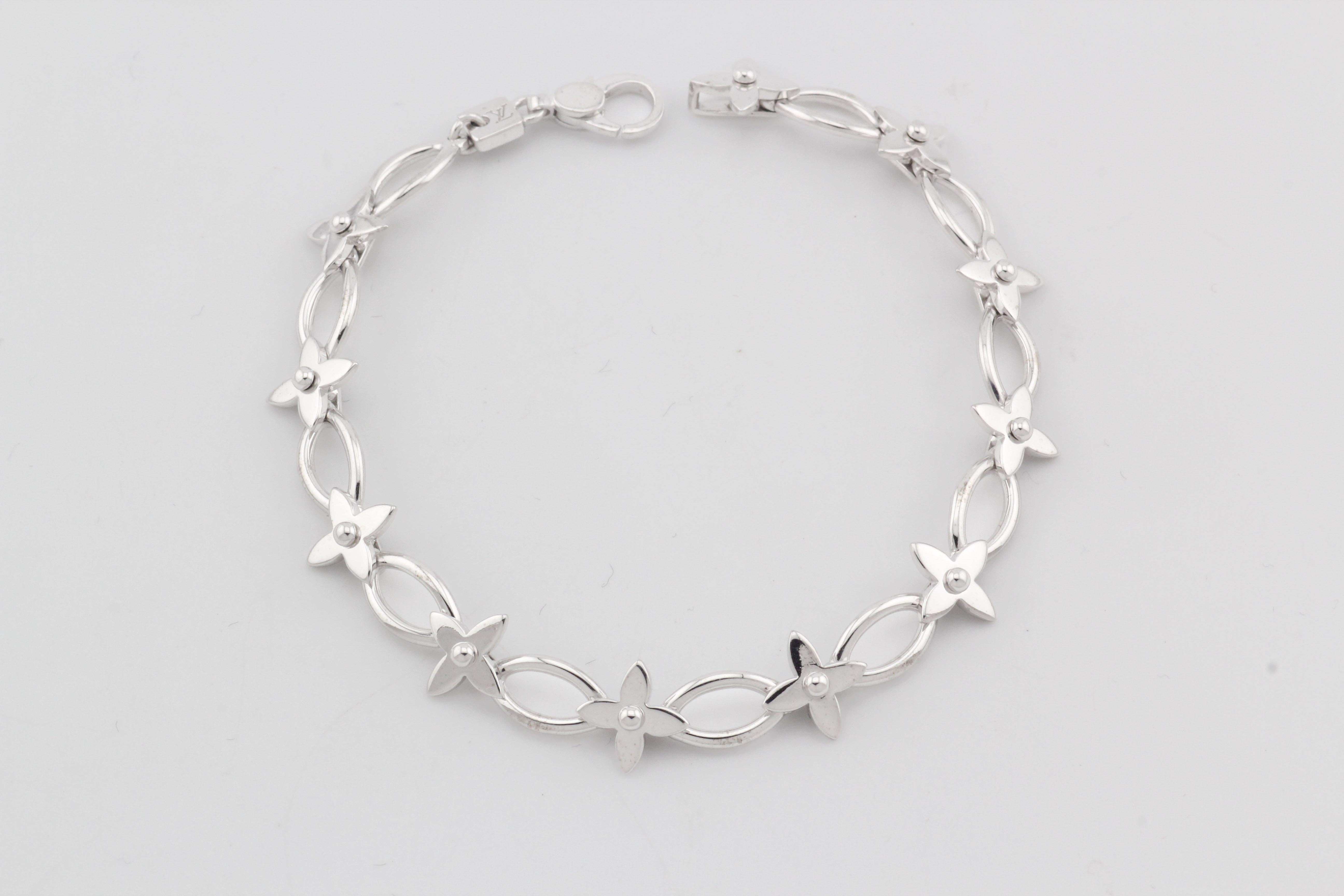 Abraza la elegancia y la sofisticación de la pulsera Louis Vuitton de oro blanco, un testimonio de artesanía refinada y belleza atemporal. Esta exquisita pieza combina a la perfección el diseño icónico de Louis Vuitton con el discreto encanto del