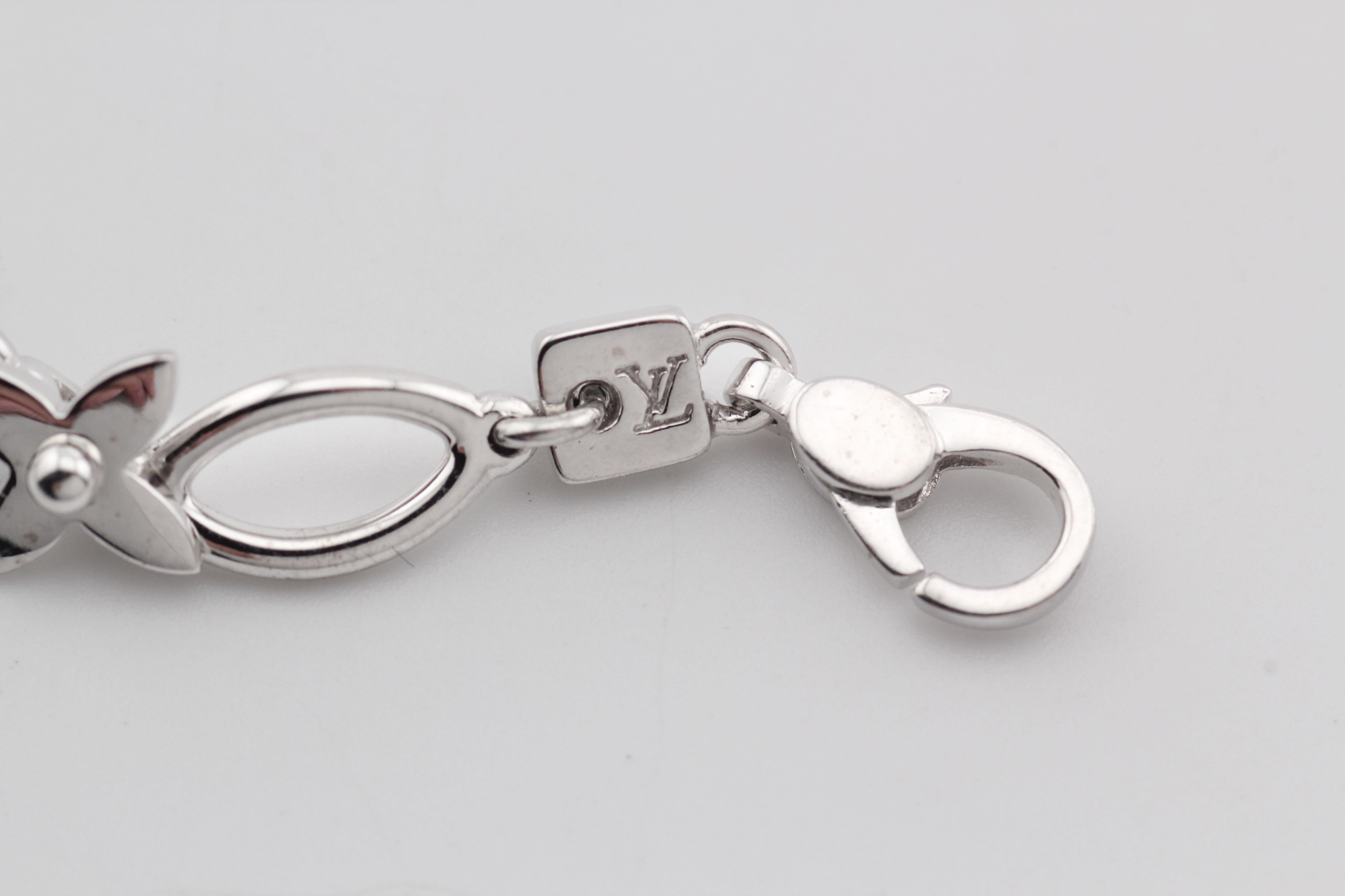 Pulsera Louis Vuitton de oro blanco de 18 quilates con dijes en venta 2