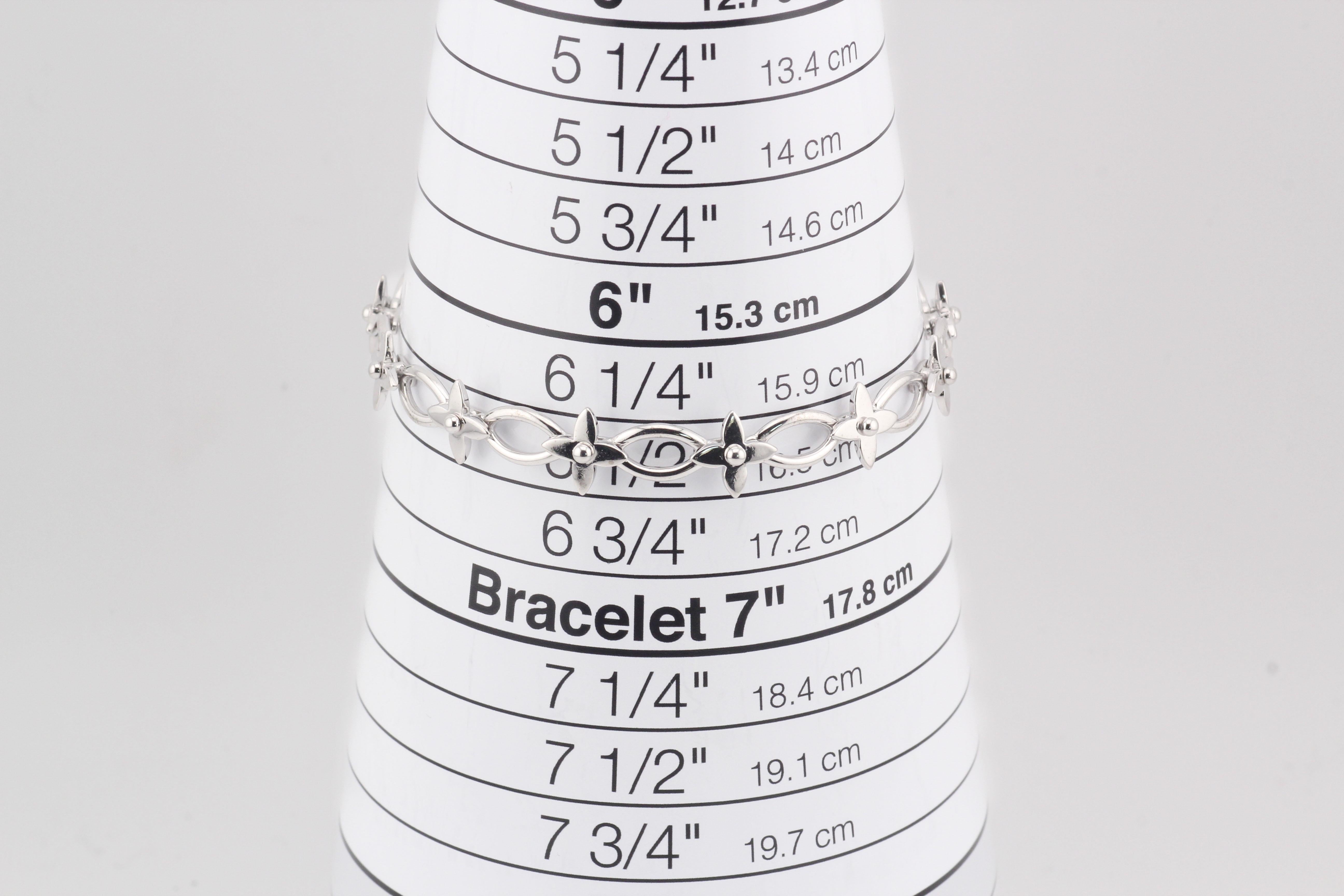 Pulsera Louis Vuitton de oro blanco de 18 quilates con dijes en venta 3