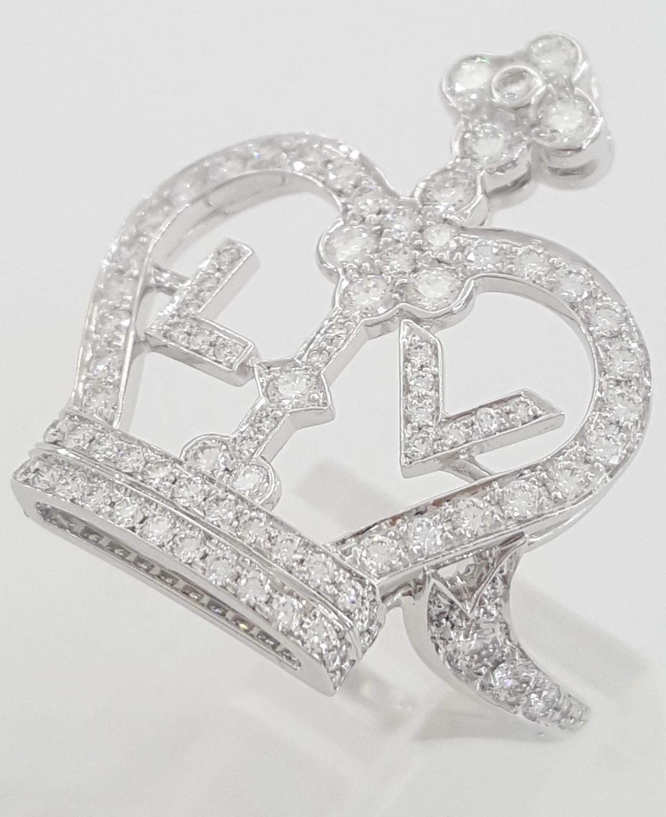 Fabriquée à la main en or blanc 18 carats, cette bague spectaculaire présente un motif sculptural de crête connu sous le nom de Couronne Blason. La couronne est pavée d'environ 1,2 carats de diamants ronds naturels de taille brillant. Les diamants